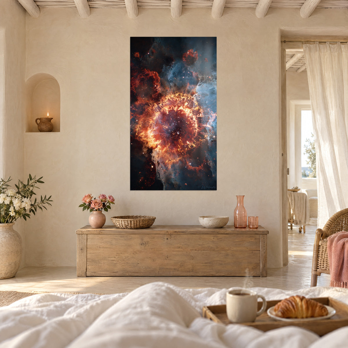 Tableau explosion stellaire rouge cuivre et bleu pétrole, accroché au-dessus d'un lit dans une chambre claire