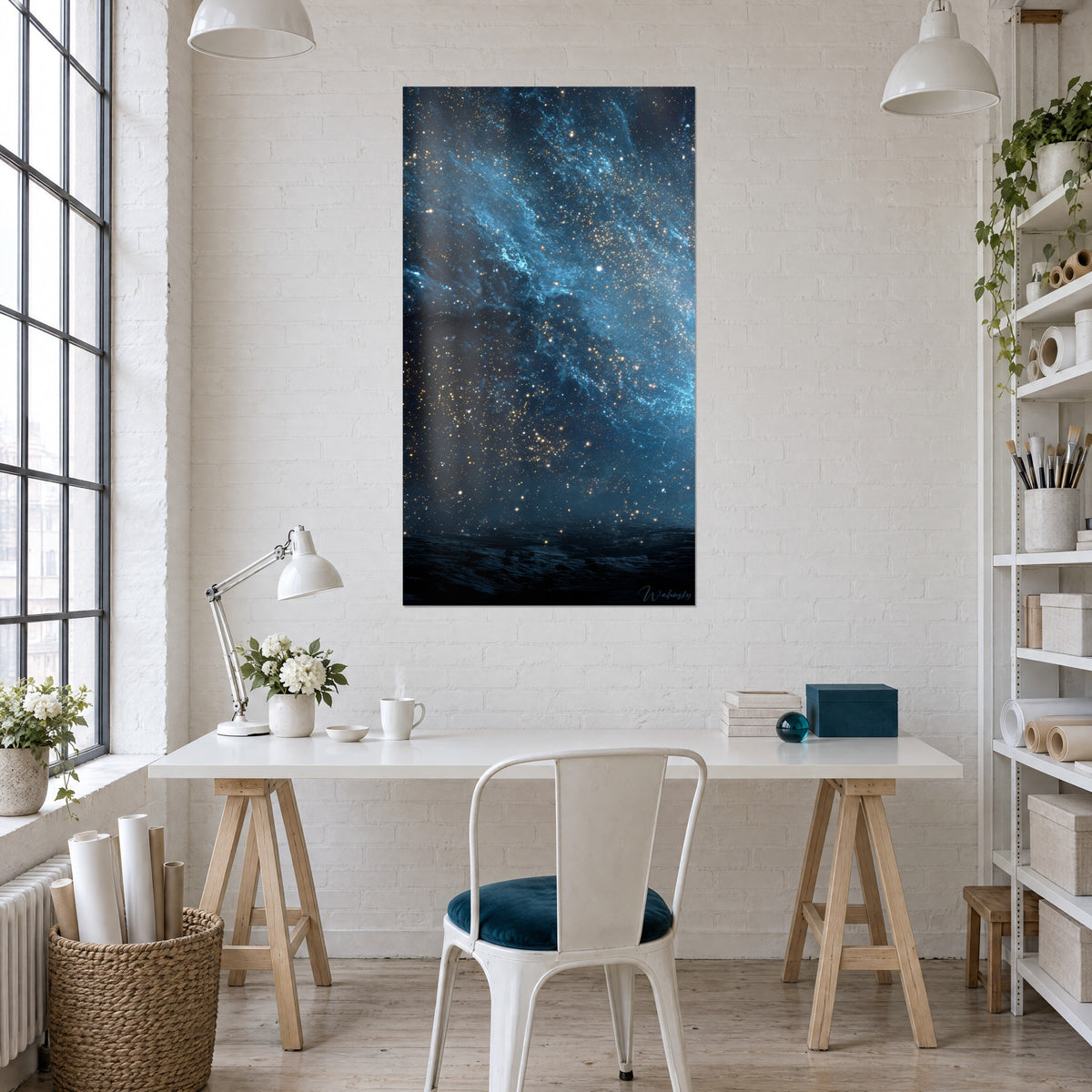 Gemälde Unendlicher Raum mit Sternensegeln in Königsblau und goldenen Funken, Wandbild über einem weißen Schreibtisch in einem lichtdurchfluteten Loft