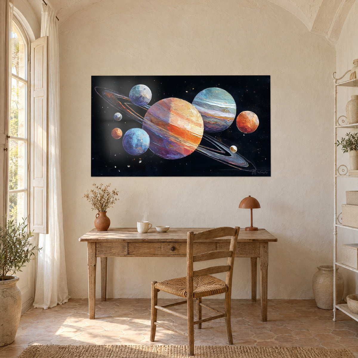 Obraz galaktyka z teksturowanych planet, dominujące pomarańcz i lawenda, tarcza otoczona szarymi pierścieniami, zawieszony na ścianie drewnianego biurka