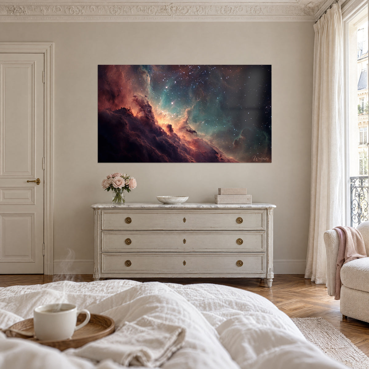 Cuadro nube de gas incandescente en naranja y azul noche, salpicada de puntos blancos, encima de una cama en un dormitorio luminoso