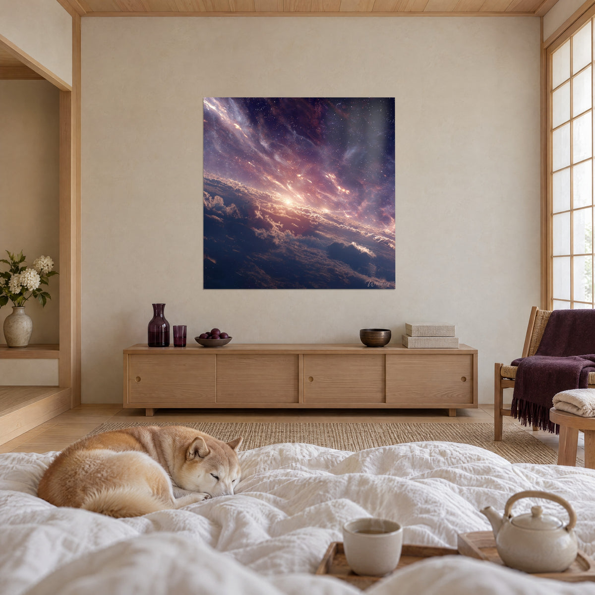 Schilderij parelmoerkleurige hemelhorizon in roze en indigo, wolken omzoomd met licht, boven een bed in een lichte slaapkamer