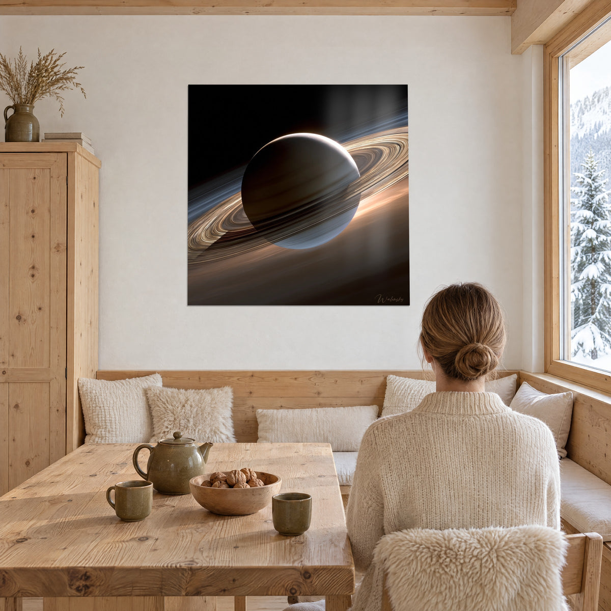 Cuadro de un gigante gaseoso rayado en beige y gris perla, anillos anaranjados en rotación, pared crema junto a un ventanal