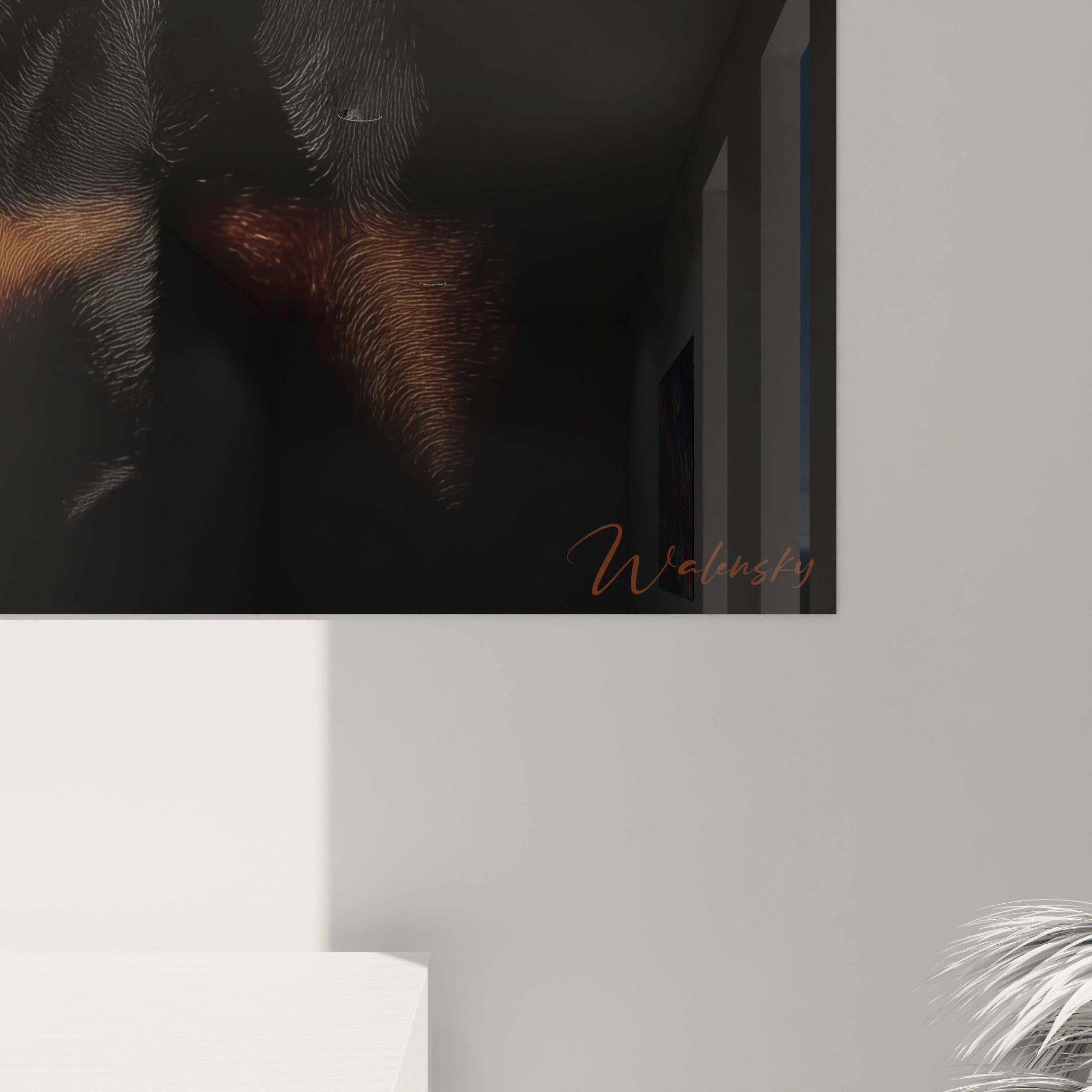 Un tableau Doberman présentant un portrait minimaliste sur fond noir, soulignant la silhouette distinctive avec oreilles dressées. Combinaison de noir profond et nuances marron-bronze sur les marques faciales. Rendu hyperréaliste du pelage avec variations subtiles de texture et brillance.

