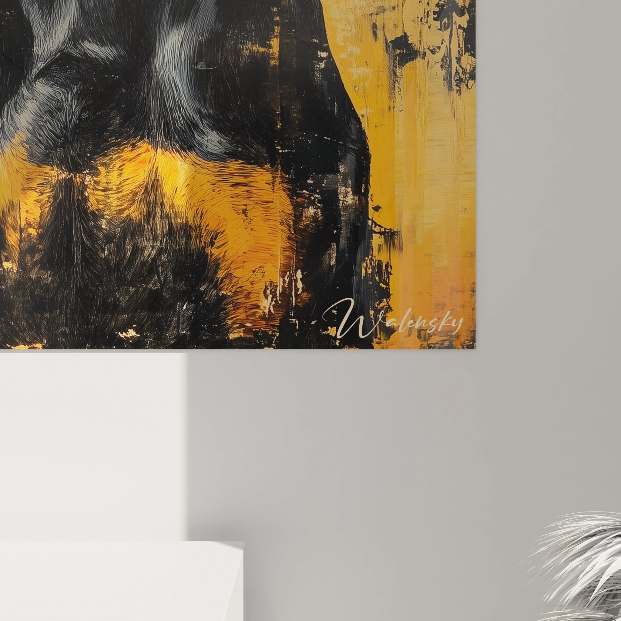 Un tableau Doberman saisissant représentant un chien à la posture majestueuse. Les couleurs dominantes noir, orange et marron créent une composition dynamique. La texture lisse du pelage contraste avec les coups de pinceau expressifs du fond vibrant.
