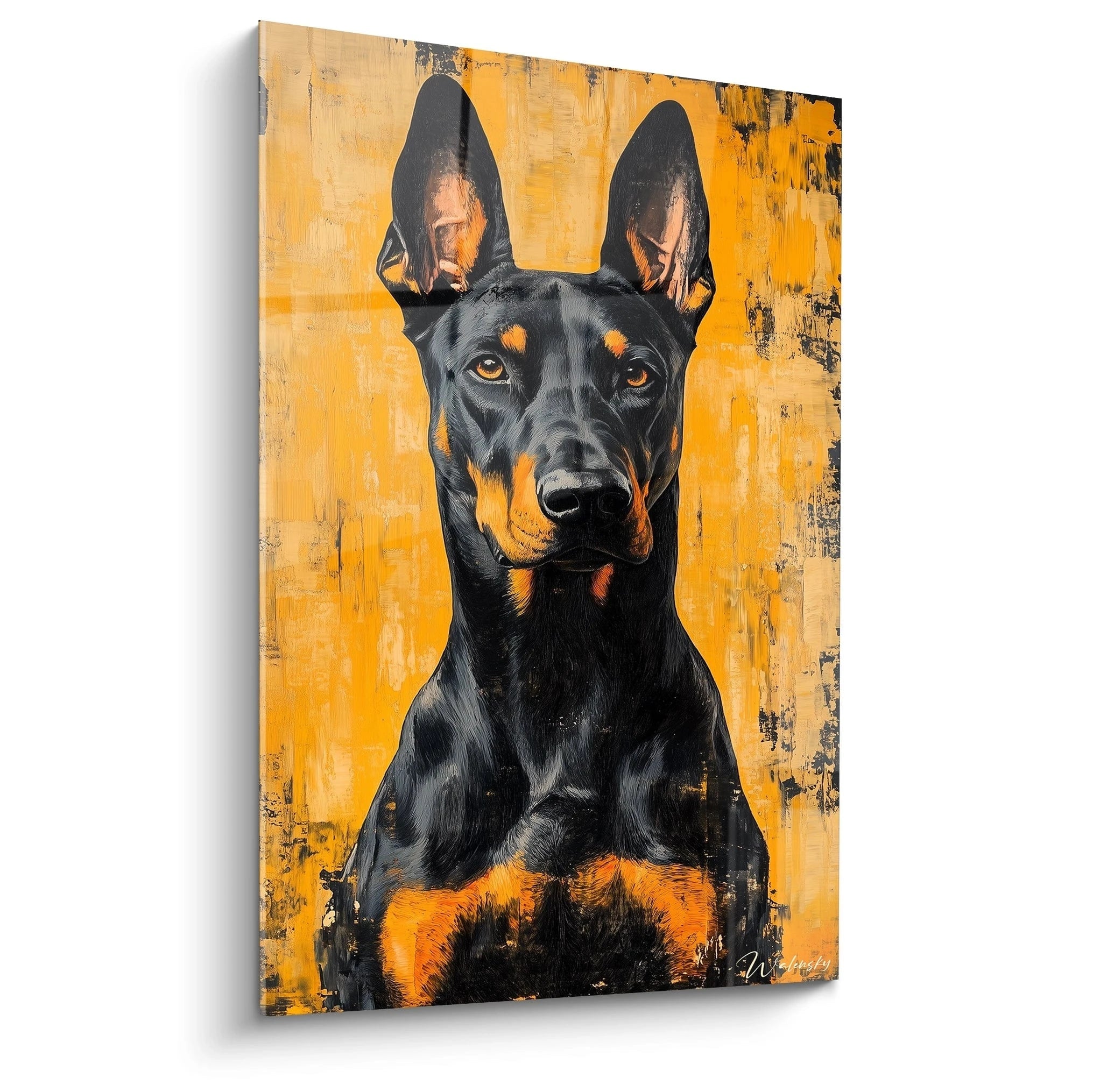 Un tableau Doberman montrant un portrait frontsal sur fond orange texturé. Le chien noir aux marques feu présente des oreilles dressées et un regard perçant aux yeux ambrés. Les coups de pinceau créent des contrastes saisissants entre le sujet et l'arrière-plan.
