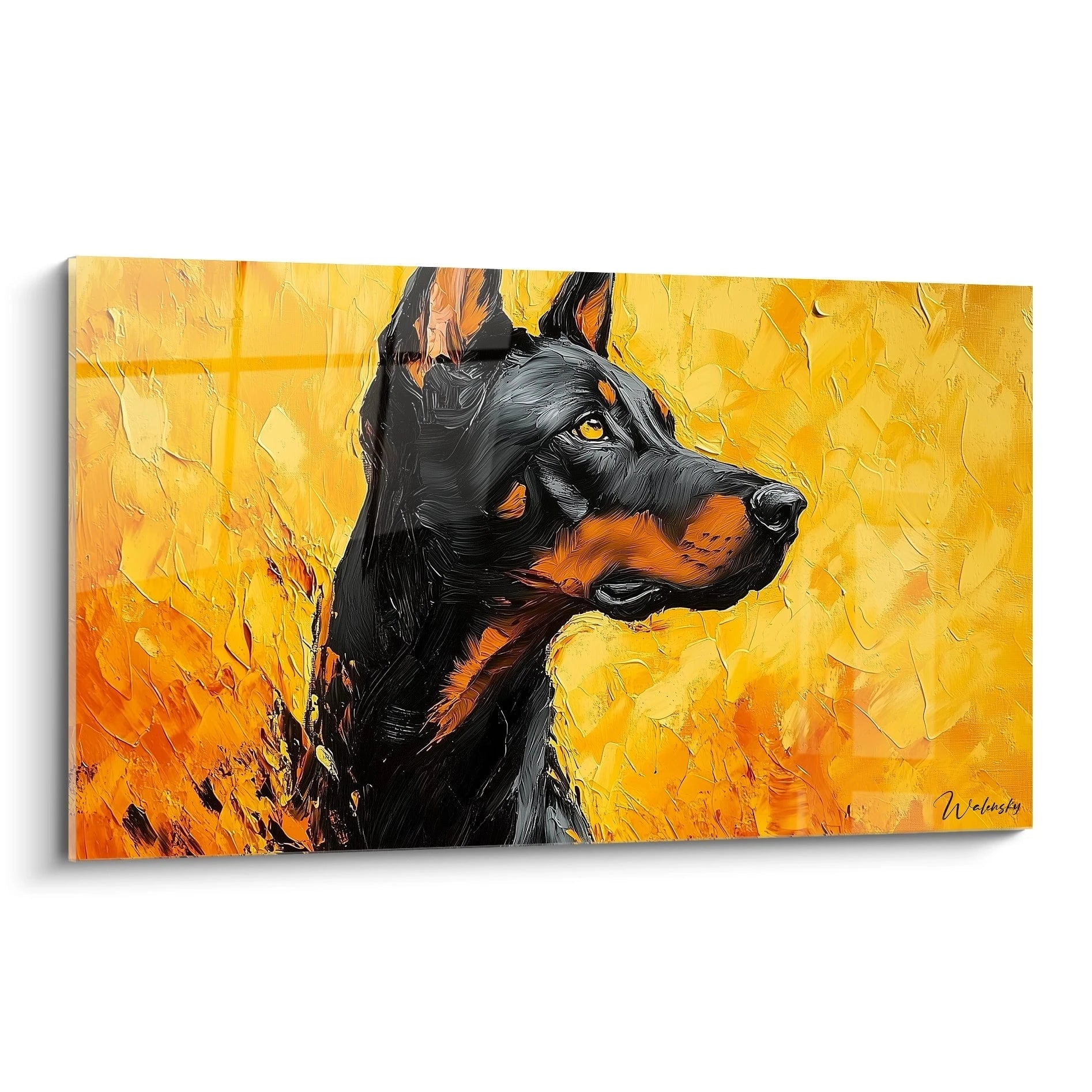 Un tableau Doberman expressif montrant un profil de chien noir à museau brun sur fond jaune texturé. Coups de pinceau épais créant du relief, contrastes marqués entre le noir profond et les dorés vibrants.
