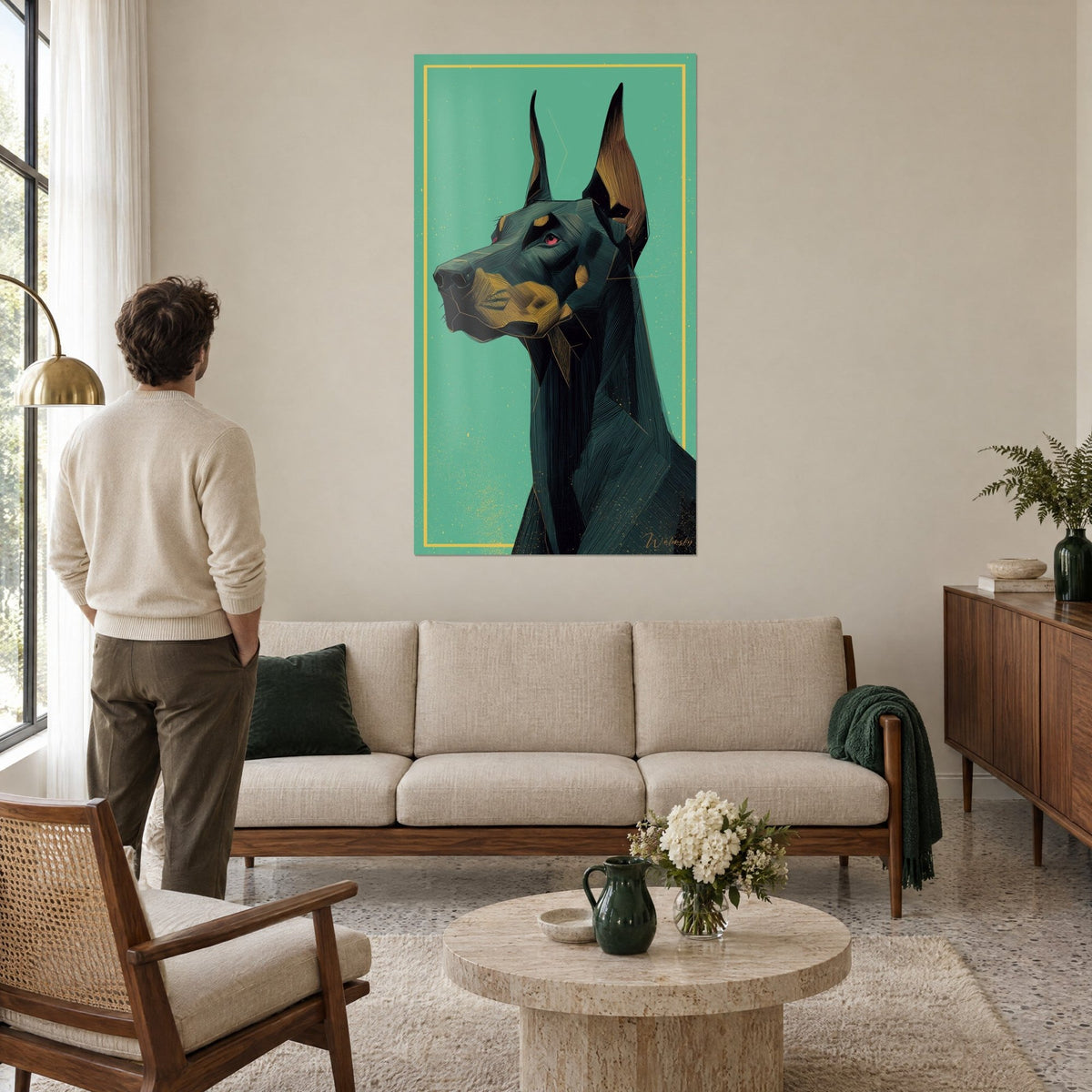 Gemälde eines Dobermanns mit aufgestellten Ohren, schwarzes Fell mit grünen Glanzlichtern und fahlbraune Schnauze auf türkisfarbenem Grund, über einem Sofa in einem hellen Wohnzimmer