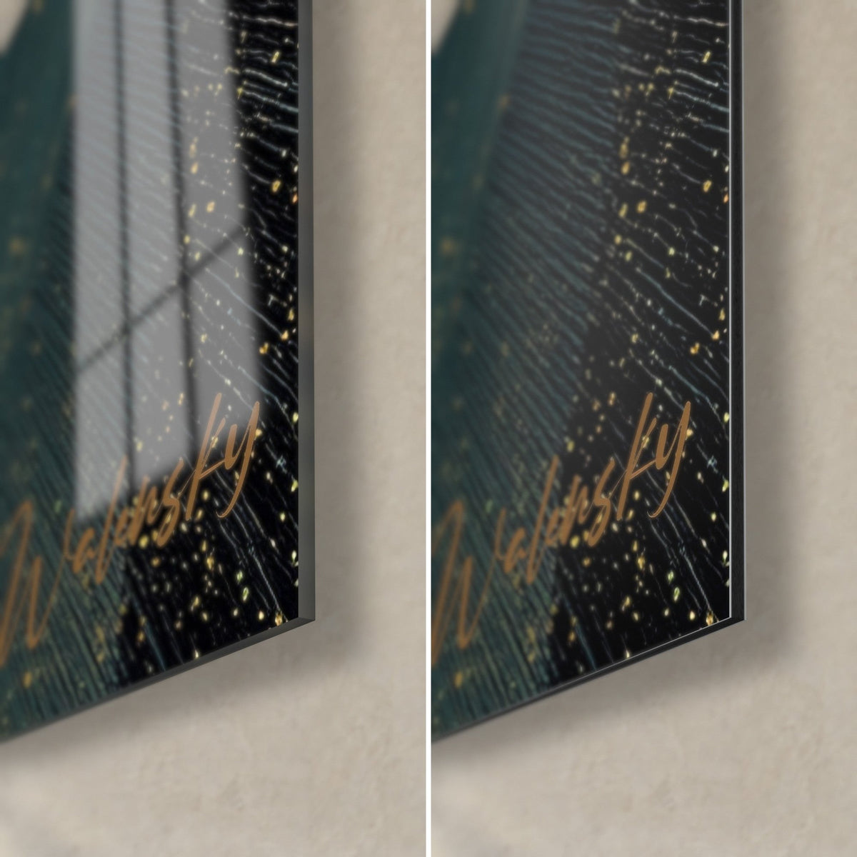 Gemälde eines Dobermanns in schwarzen und goldenen Gravurlinien, unten rechts in der Ecke, goldene Signatur, glänzendes Glas links, mattes Dibond rechts