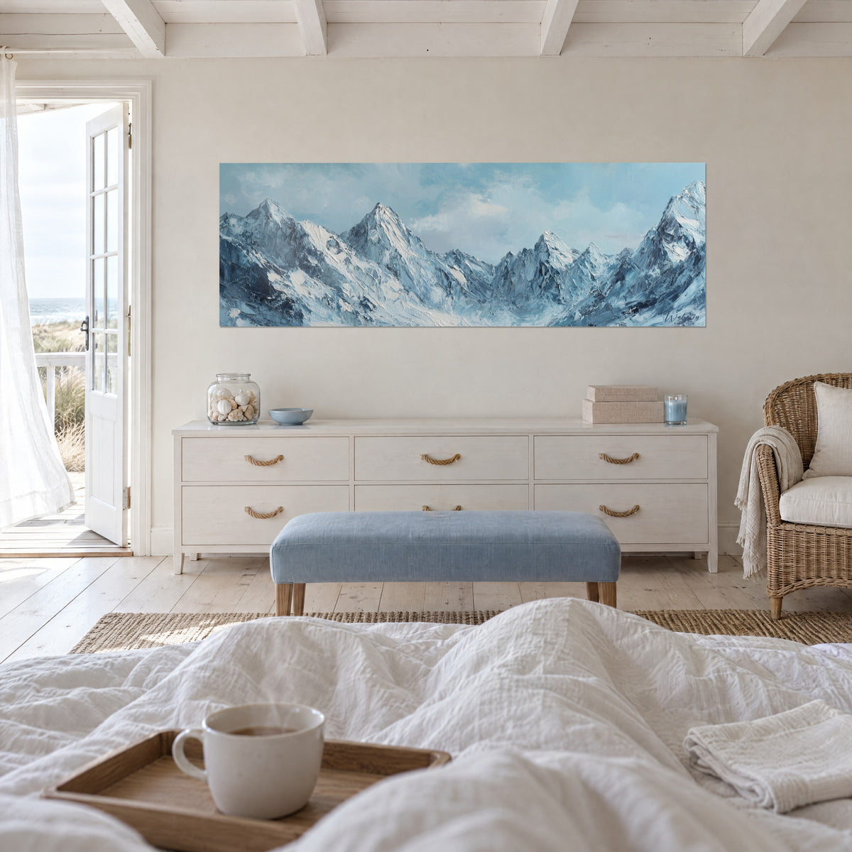 Cuadro cordillera nevada con reflejos azul cielo y gris pizarra, crestas blancas, encima de una cama en un dormitorio luminoso