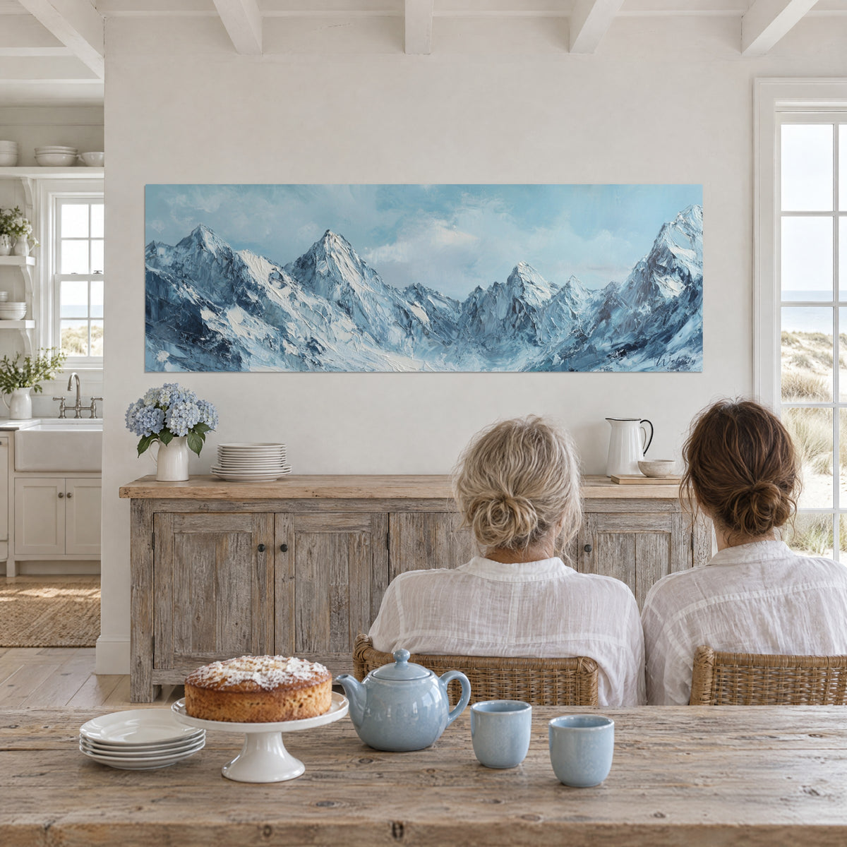 Cuadro panorama alpino pintado en relieve, picos azul petróleo y nieve marfil, dos personas de espaldas frente a un pastel y una tetera