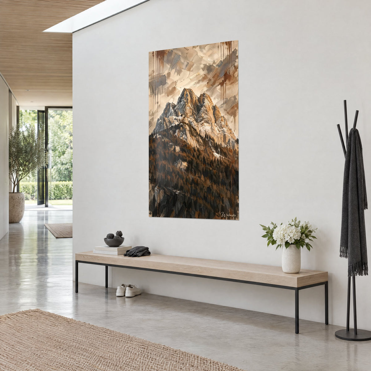 Tableau pic rocheux aux arêtes ocre et anthracite, ciel crème strié de brun, vu en biais près d'un banc en bois clair