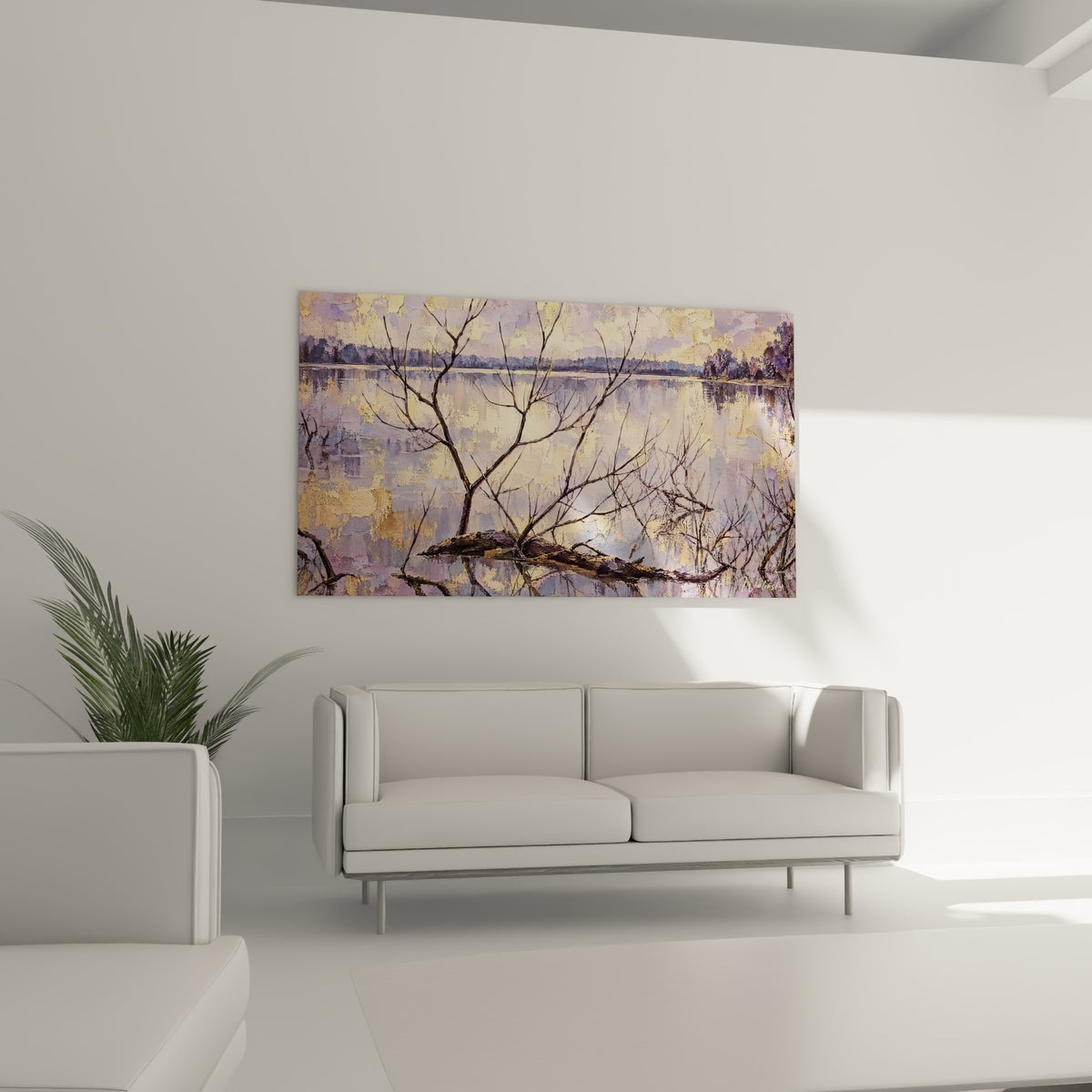 Silhouettes violettes et dorées d'un étang au crépuscule, toile au-dessus d'un canapé dans un salon lumineux