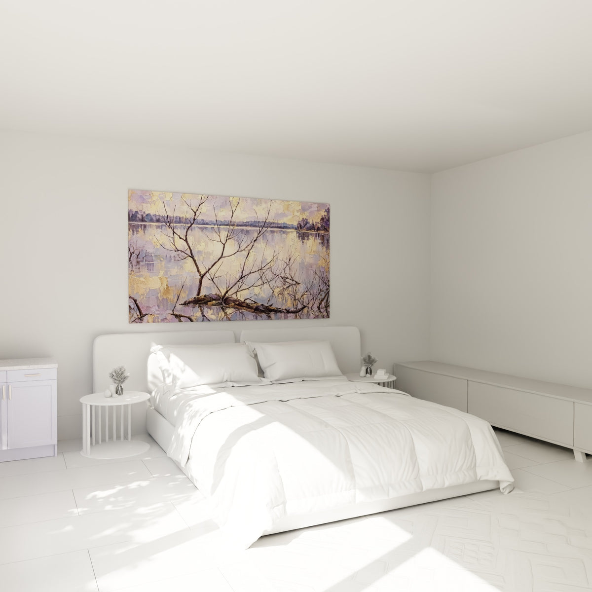 Branches dénudées et reflets dorés sur l'eau, tableau accroché au-dessus d'un lit dans une chambre claire