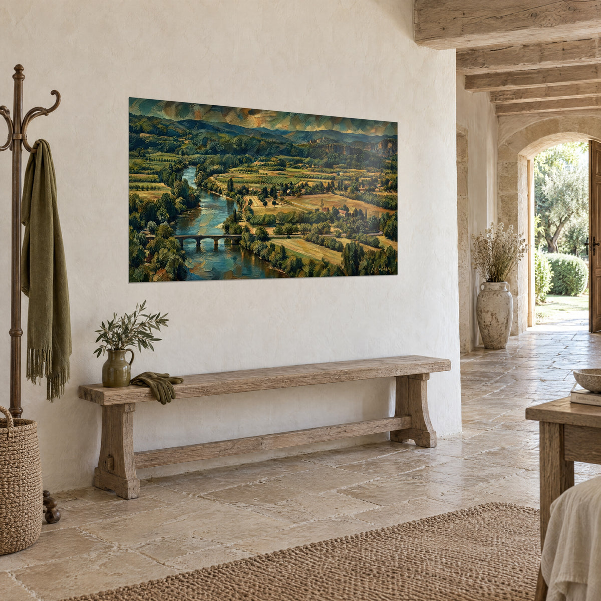 Tableau vallée de la Dordogne en coups de pinceau épais, ciel orangé et collines vertes, sur un mur crème près d'un banc rustique