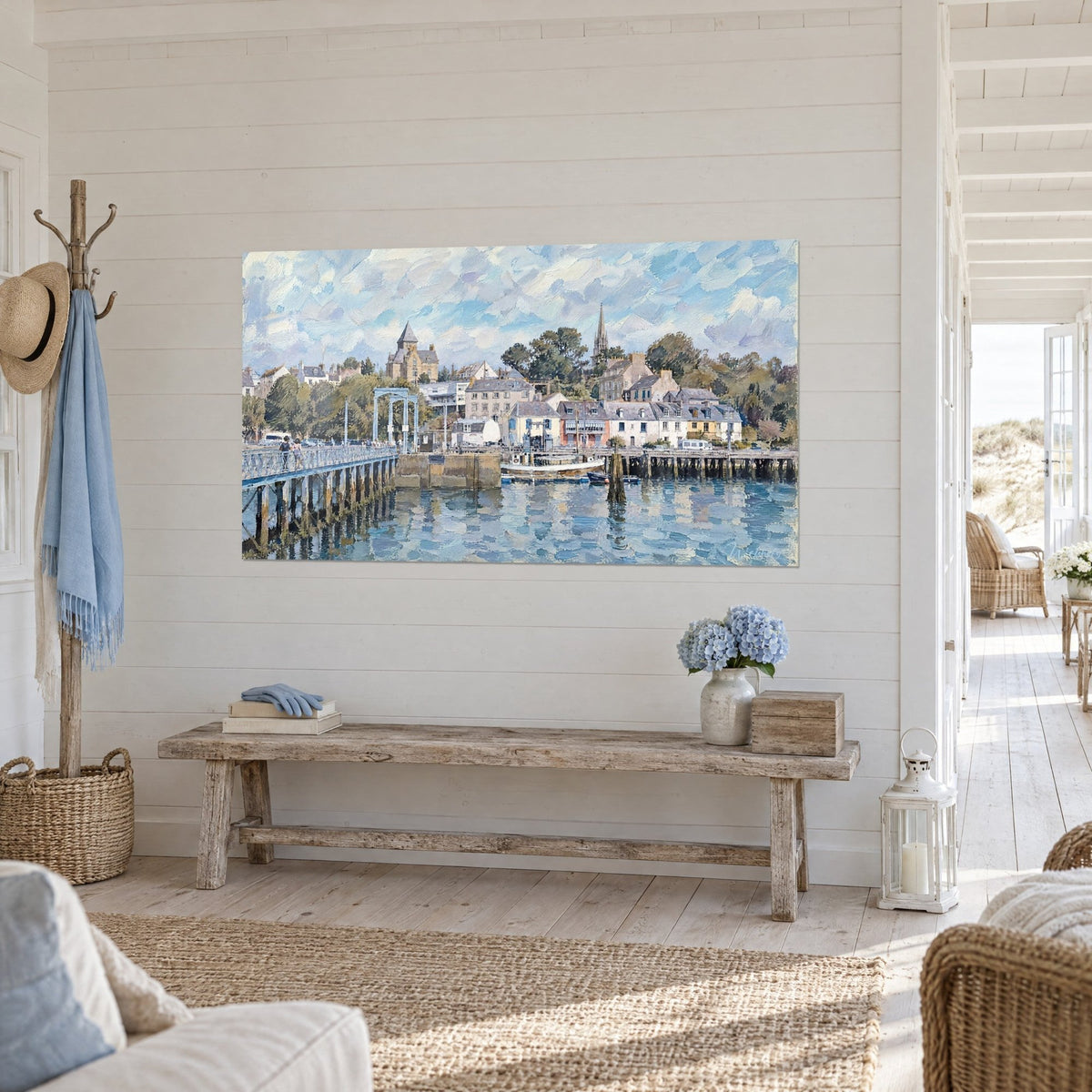 Schilderij van de kade van Douarnenez in dikke verfstreken, grijze kerktoren en zilverblauw water, in driekwartaanzicht in een lichte hal