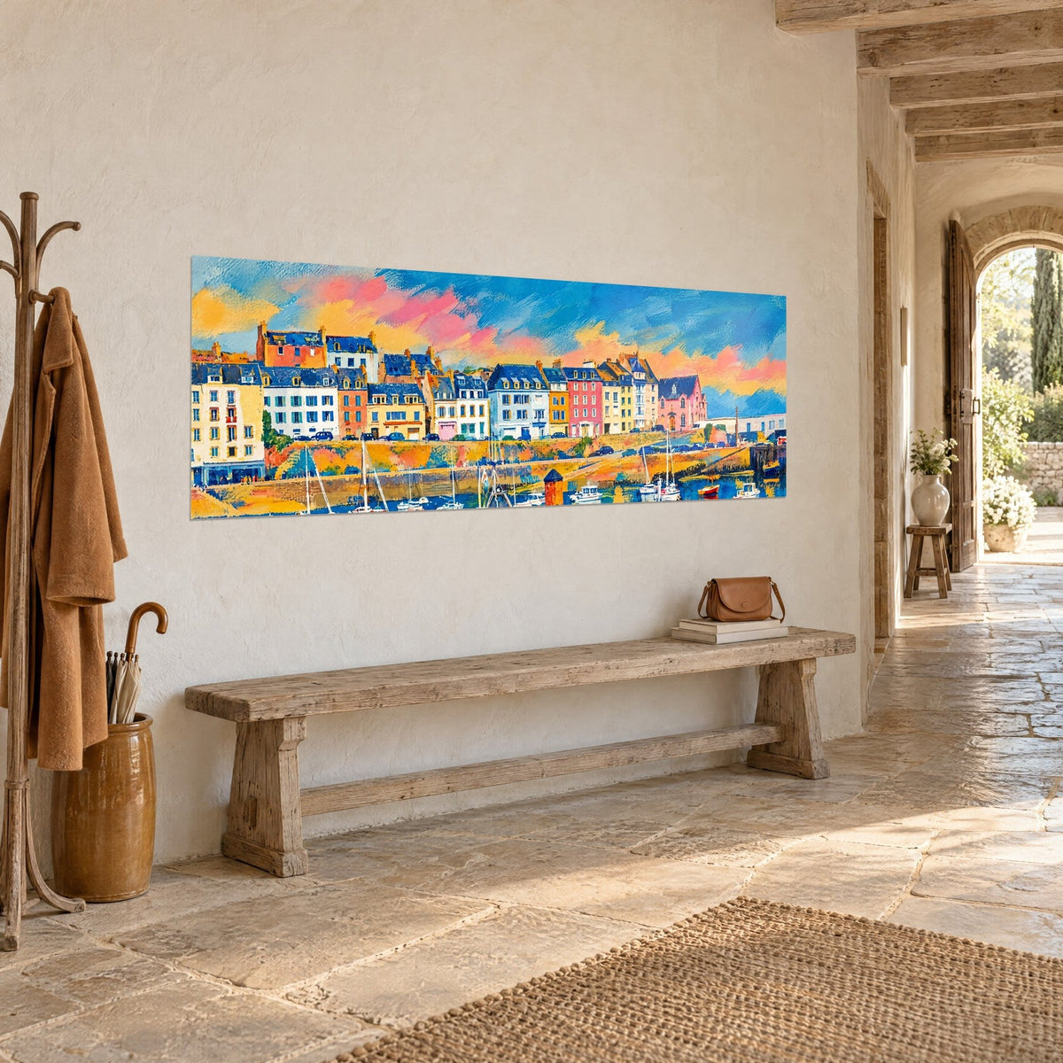 Cuadro del muelle de Douarnenez pintado con pinceladas vivas, casas ocres y rosas, veleros blancos, banco de piedra en vista de tres cuartos