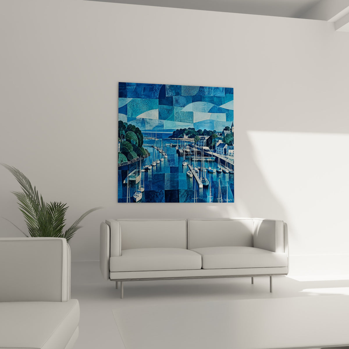 Port bleu marine animé de mâts fins, tableau placé au-dessus d'un canapé dans un salon lumineux