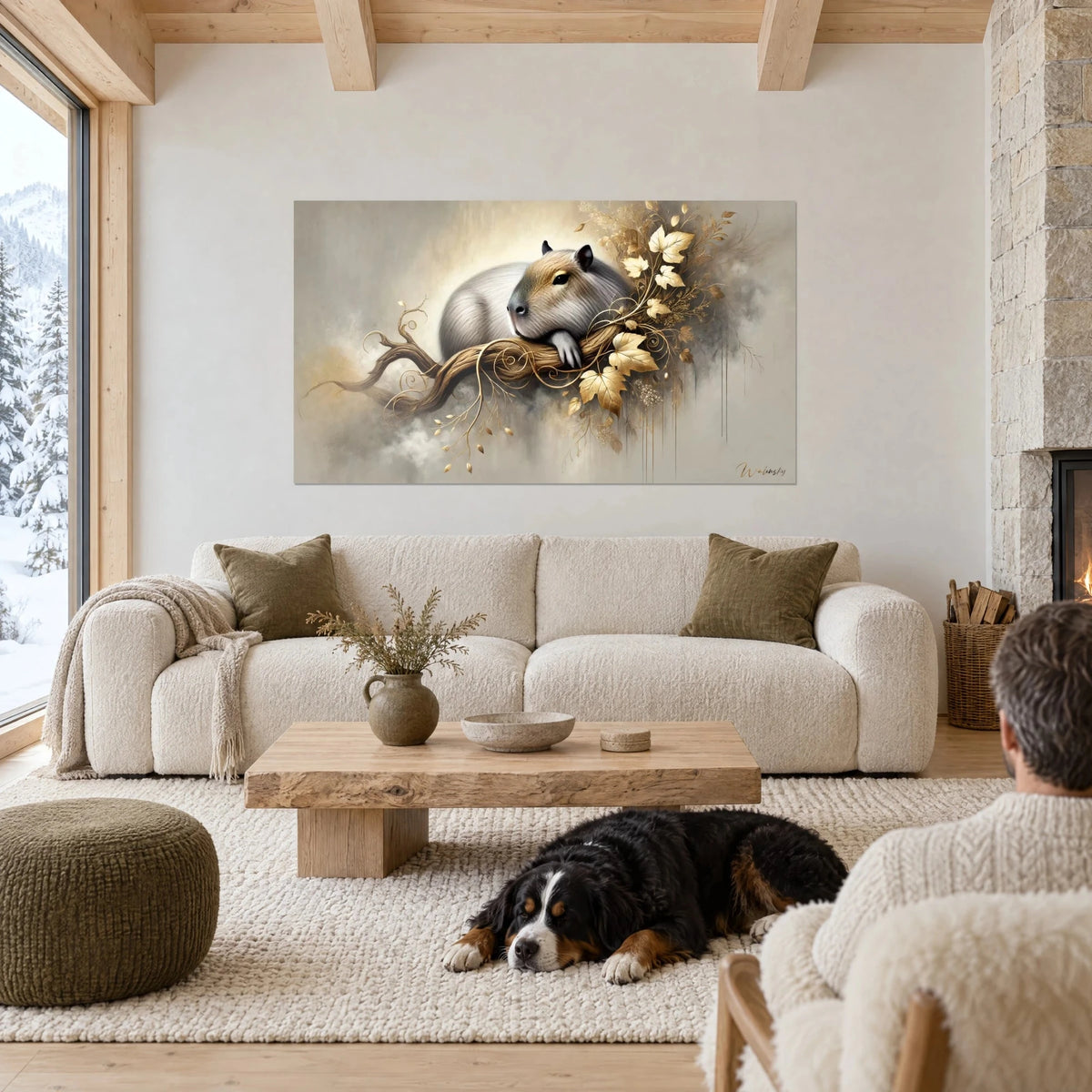 Gemälde Wasserschwein schlafend auf einem Ast, graues und kupferfarbenes Fell, goldene Blätter, über einem Sofa in einem hellen Wohnzimmer