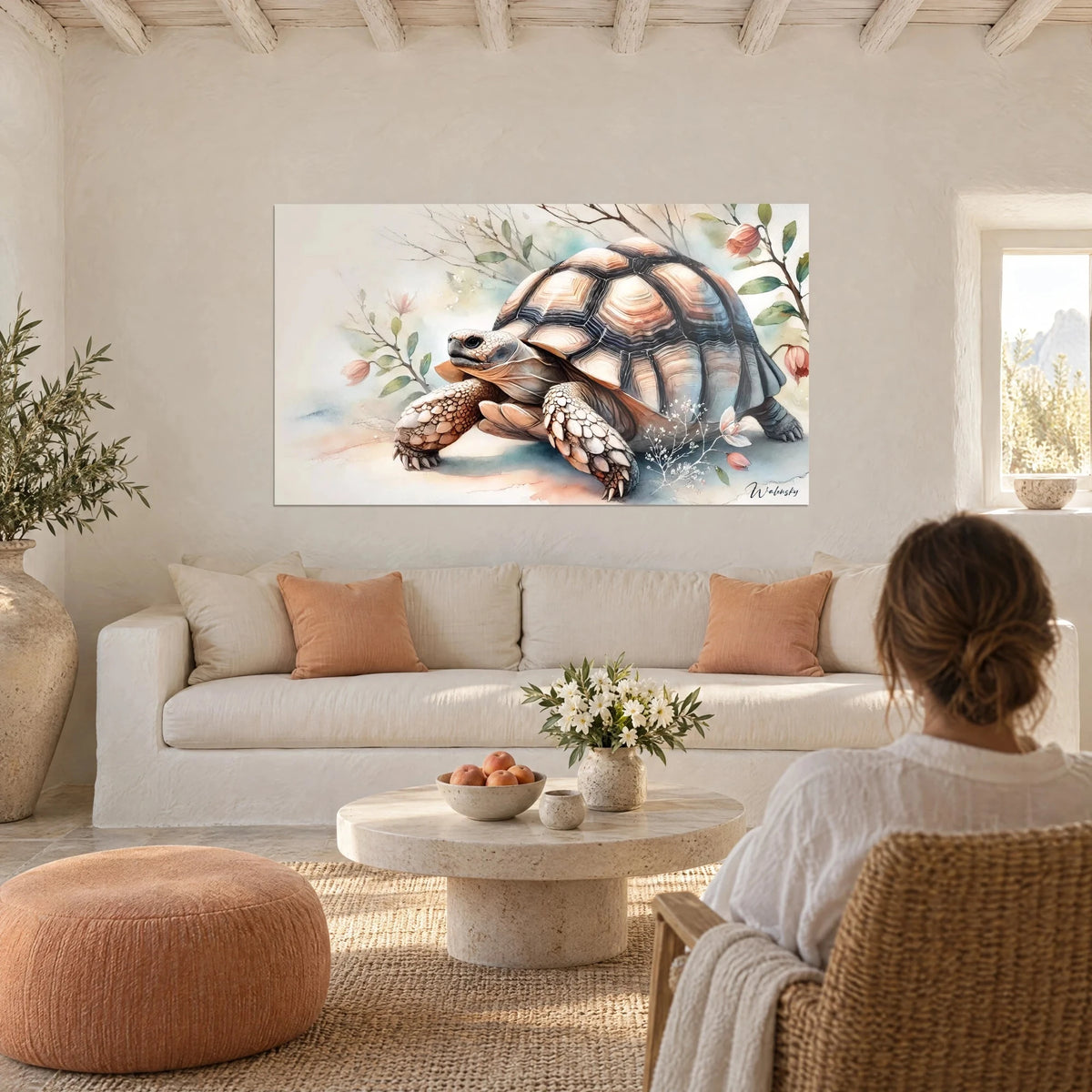 Tableau tortue géante à carapace rose poudré et bleu nuit, branches fleuries, au-dessus d'un canapé dans un salon lumineux
