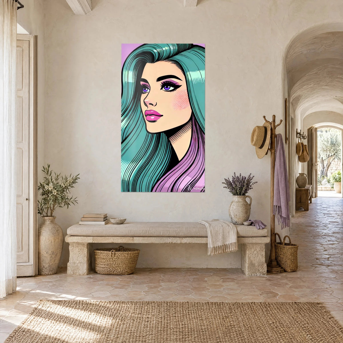 Tableau visage féminin de profil, mèches vert d'eau et reflets violets, sur un mur crépi blanc près d'un banc en pierre