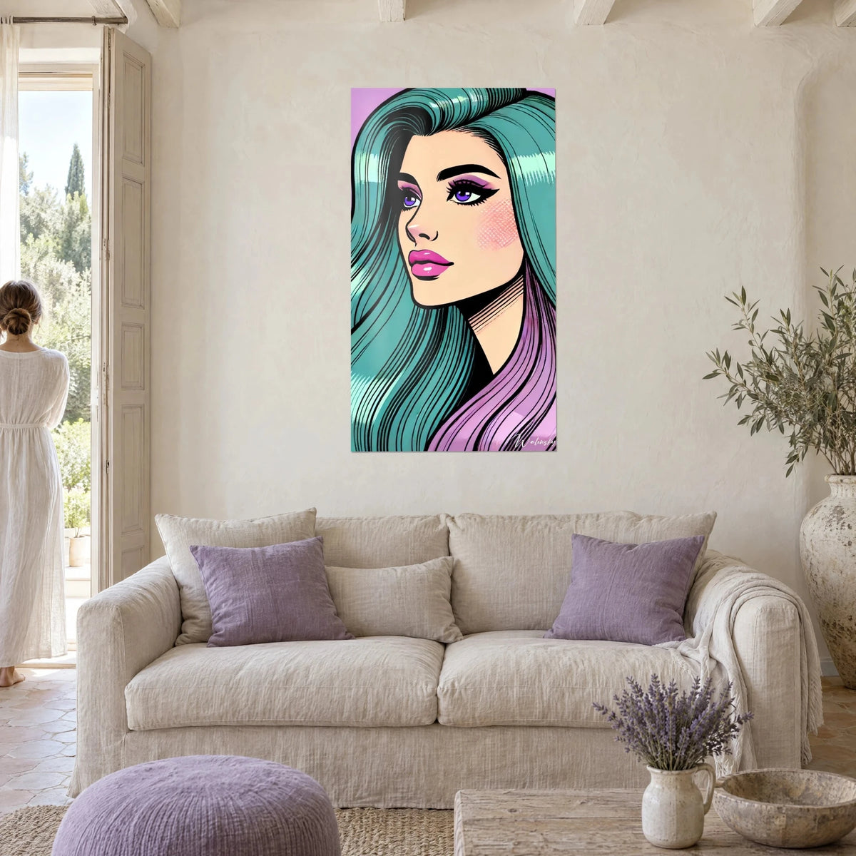 Tableau portrait pop art d'une femme aux cheveux turquoise et lilas, lèvres roses, au-dessus d'un canapé dans un salon lumineux