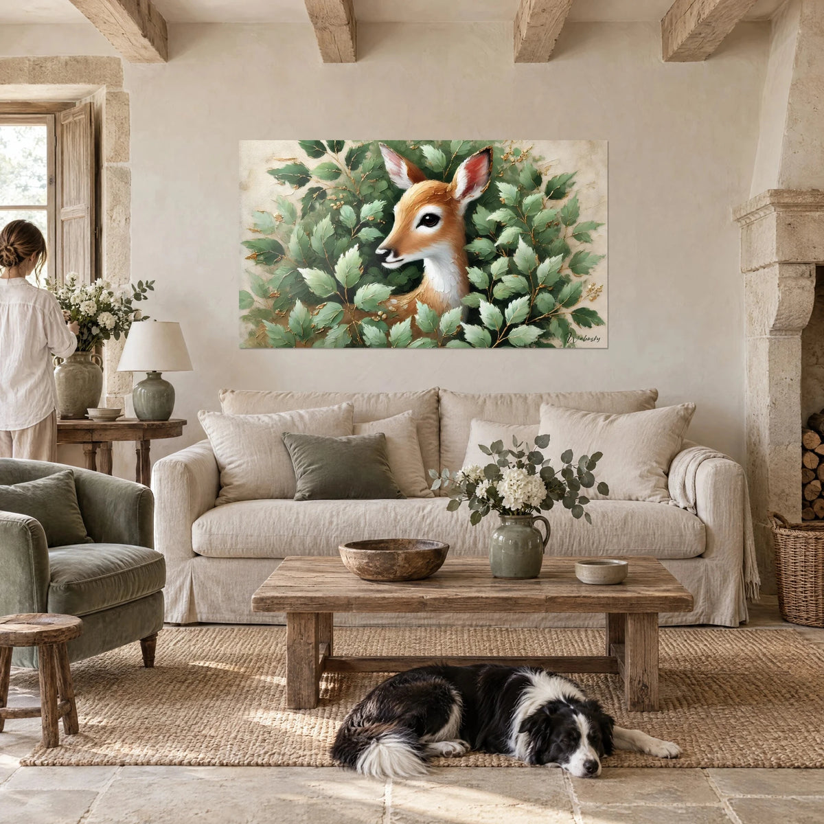 Tableau jeune biche cachée dans un feuillage vert sauge, pelage roux, au-dessus d'un canapé dans un salon lumineux