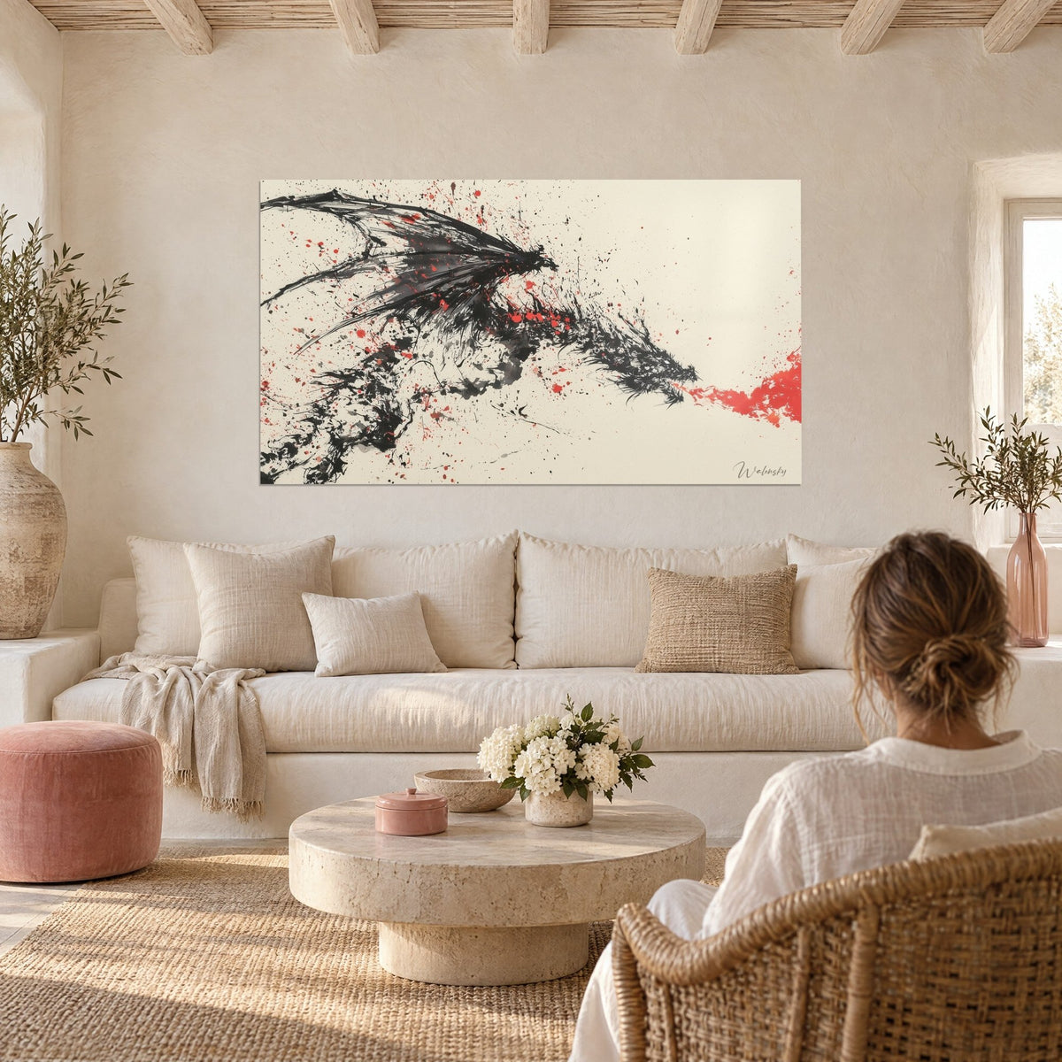 Gemälde Tintendrache mit ausgebreiteten schwarzen Flügeln, rote Spritzer auf cremefarbenem Hintergrund, über einem Sofa in einem hellen Wohnzimmer
