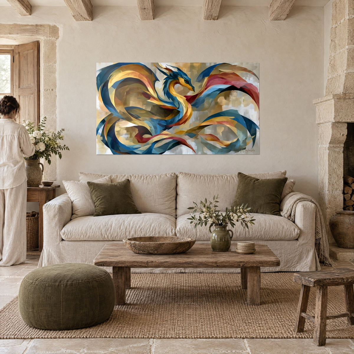 Tableau dragon serpentin bleu et doré aux rubans rouges, regardé par une femme de dos, au-dessus d'un canapé dans un salon lumineux