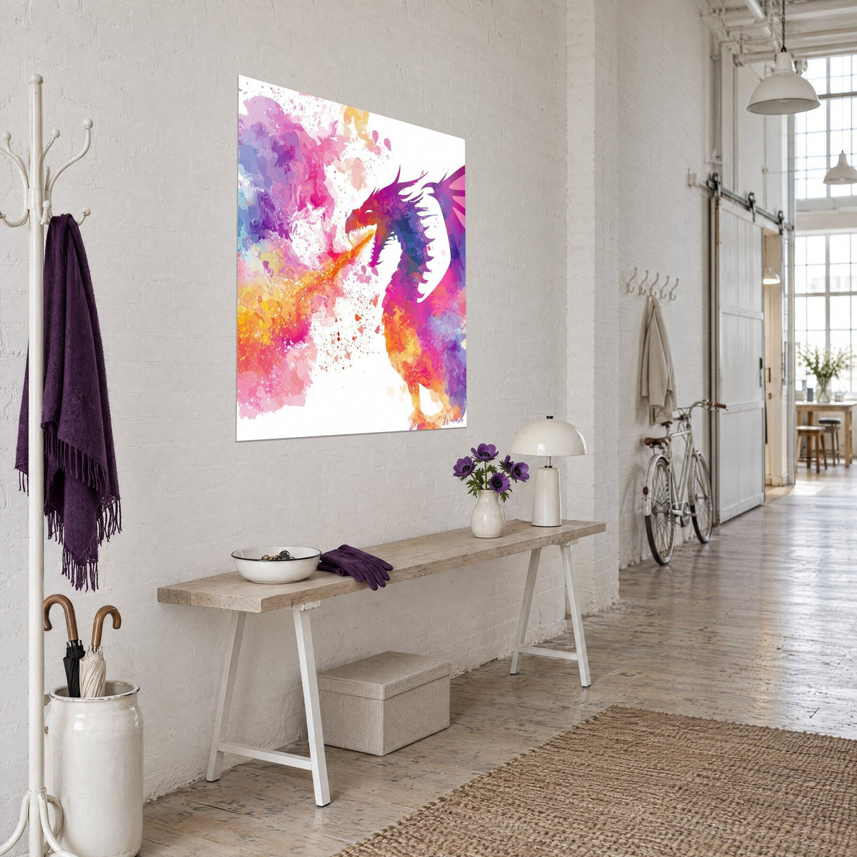 Tableau créature ailée aux crêtes violettes dressée sur fond blanc, nuages rose et bleu, vue de trois-quarts dans un loft d'artiste