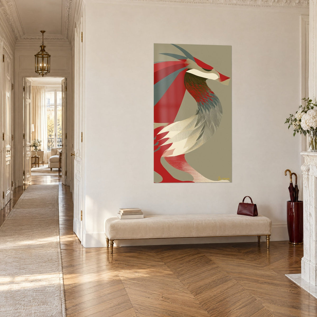 Tableau créature ailée écarlate au plumage effilé gris-bleu sur fond taupe, accroché au bout d'un couloir haussmannien en parquet