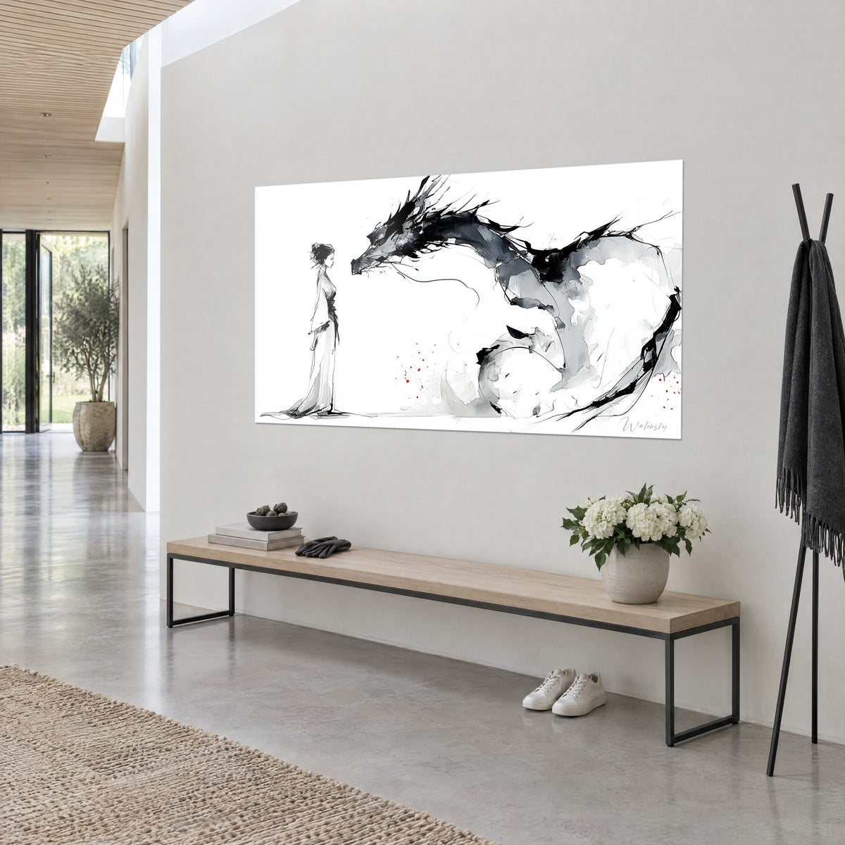 Quadro creatura serpentina con squame a lavis grigio e nero, giovane donna in abito chiaro, di tre quarti, parete grigio chiaro