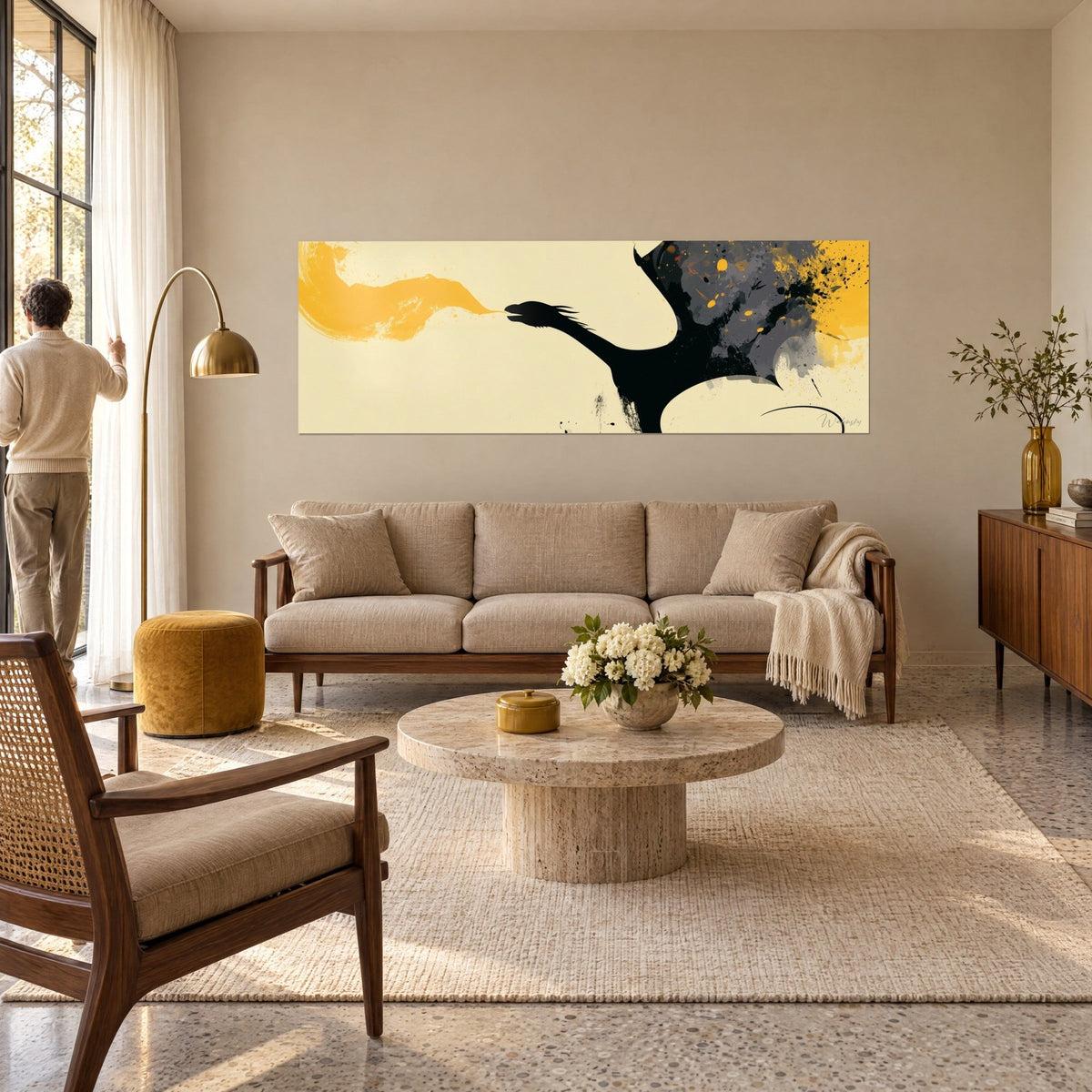 Tableau dragon stylisé noir crachant un souffle jaune moutarde sur fond crème, deux personnes de dos, au-dessus d'un canapé dans un salon lumineux