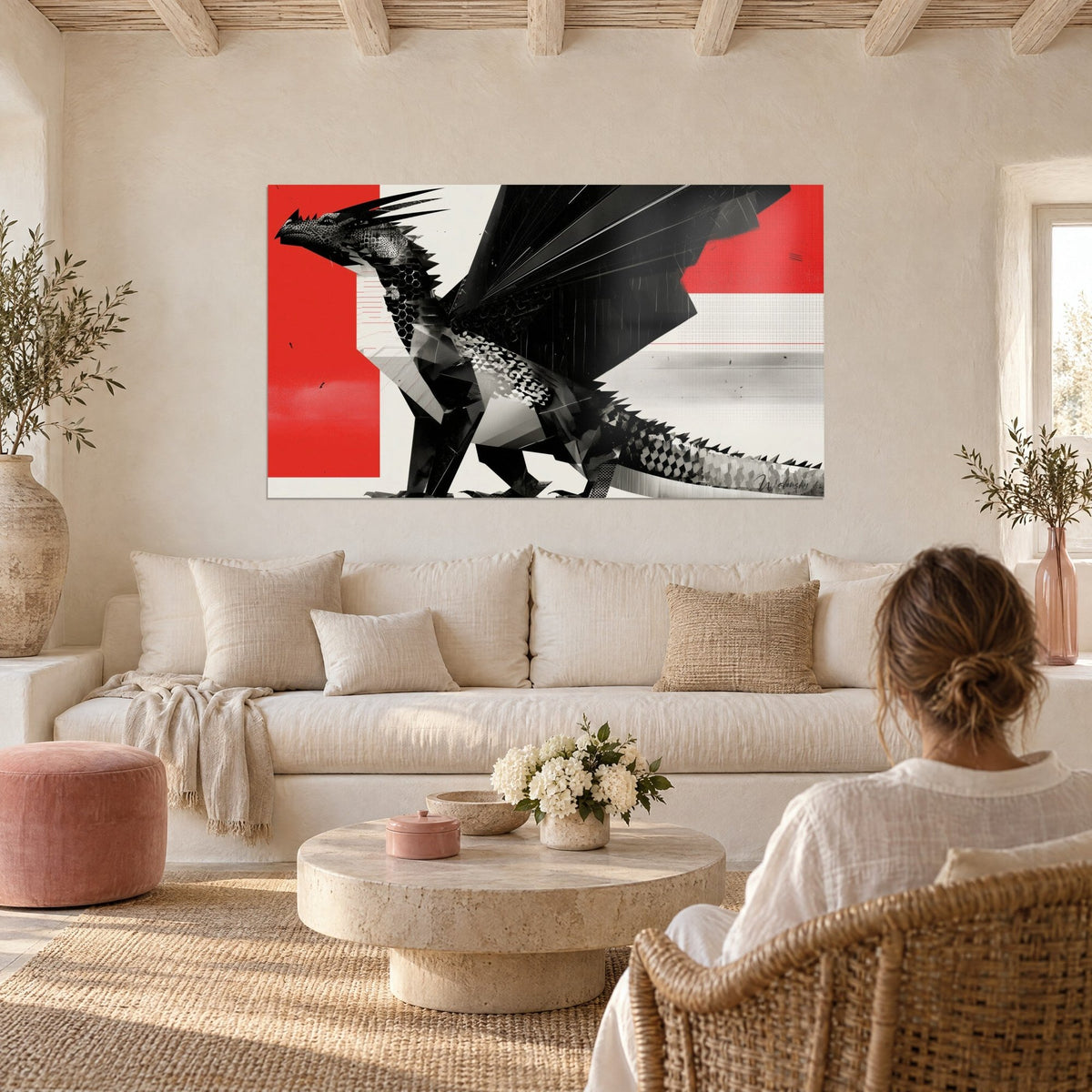 Schilderij zwarte geometrische draak met uitgespreide vleugels, felrode en crèmewitte achtergrond, boven een bank in een lichte woonkamer