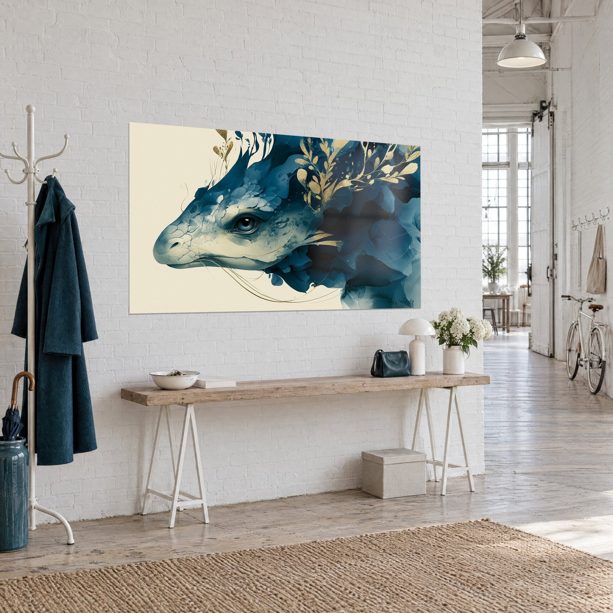 Tableau créature légendaire bleu nuit, museau écaillé et brindilles dorées, sur un mur blanc au-dessus d'une console en bois