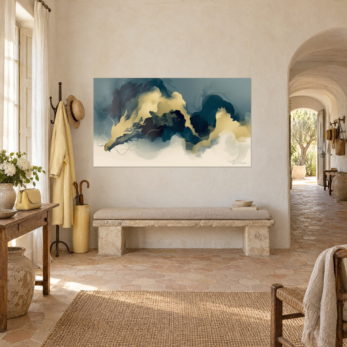 Quadro creatura ad acquerello con volute oro pallido e blu notte, foschie color crema, appeso in un casale provenzale in pietra