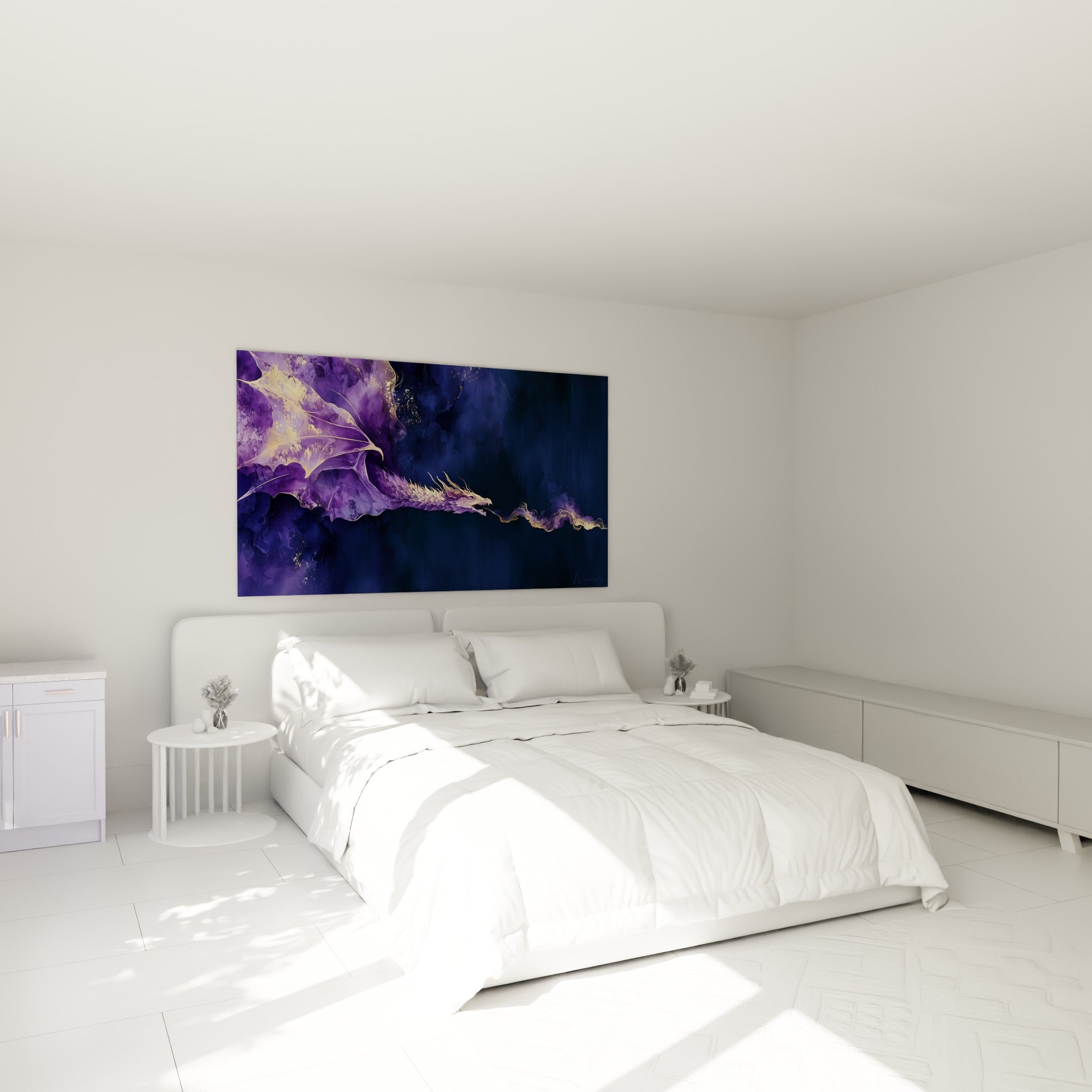 Créature ailée violette et dorée accrochée au-dessus d'un lit dans une chambre claire
