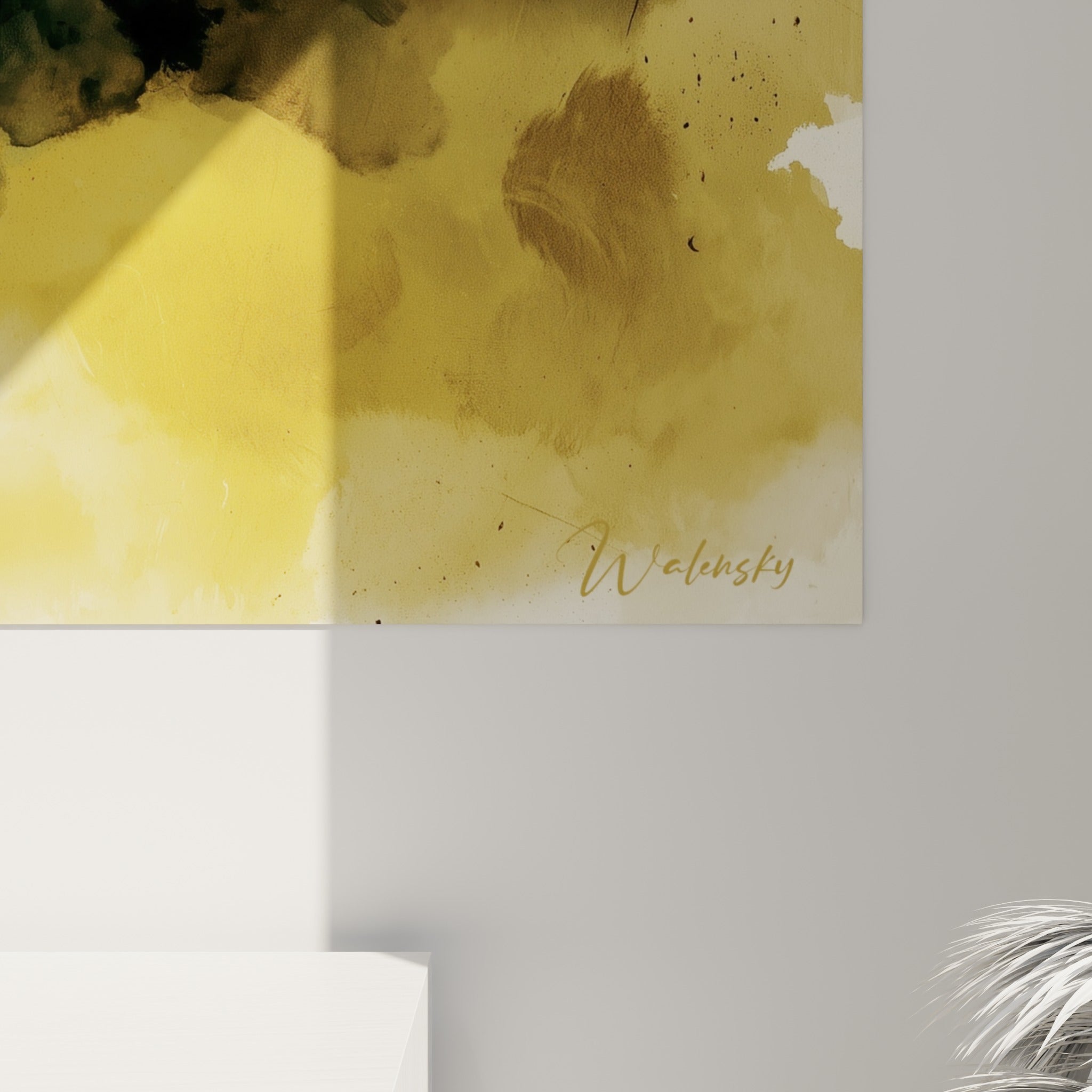 Coulures d'aquarelle émeraude et ocre se mêlent sur la toile, grain visible du dragon en gros plan