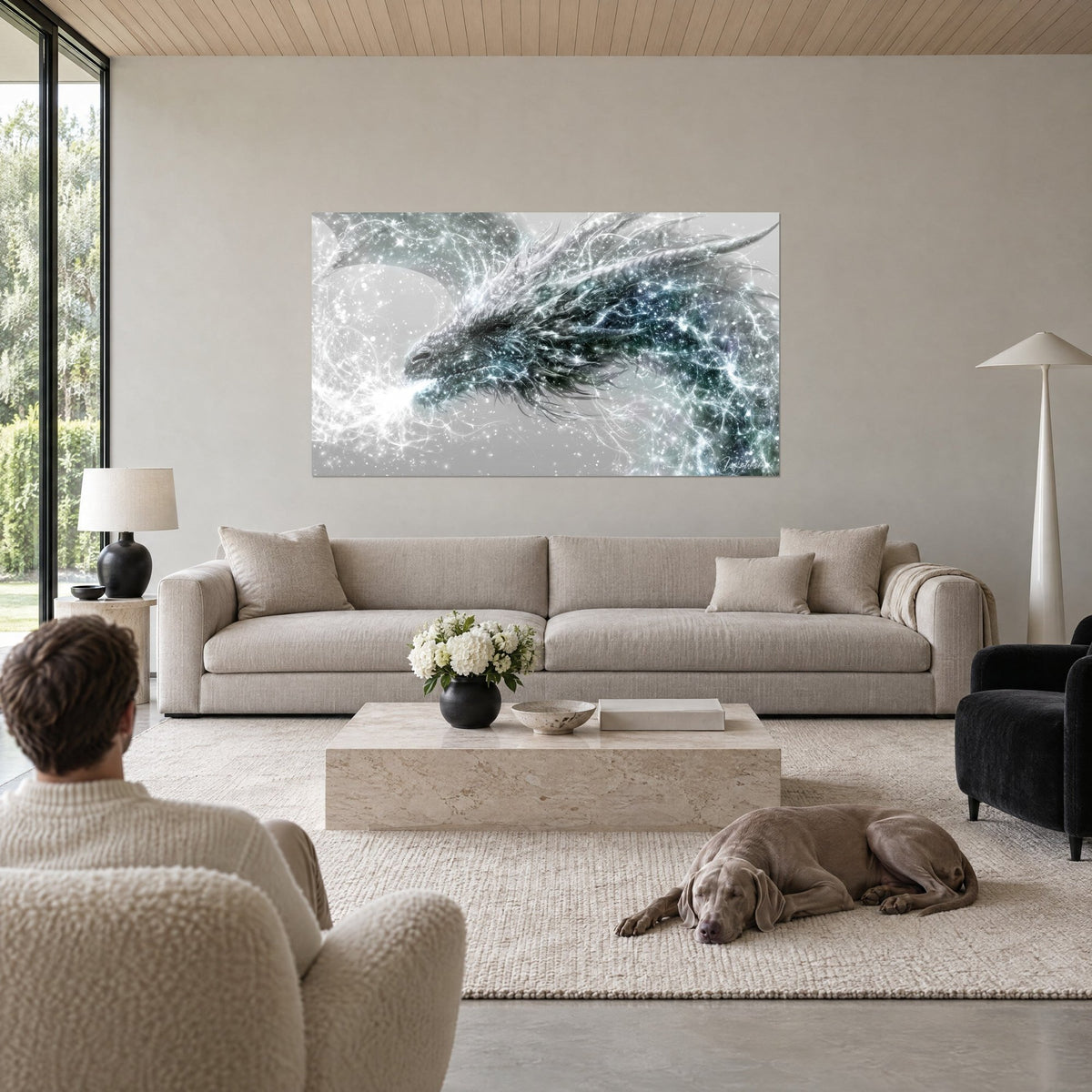 Gemälde Frostdrache, der weiße und graue Funken speit, Mann von hinten, Weimaraner, über einem Sofa in einem hellen Wohnzimmer