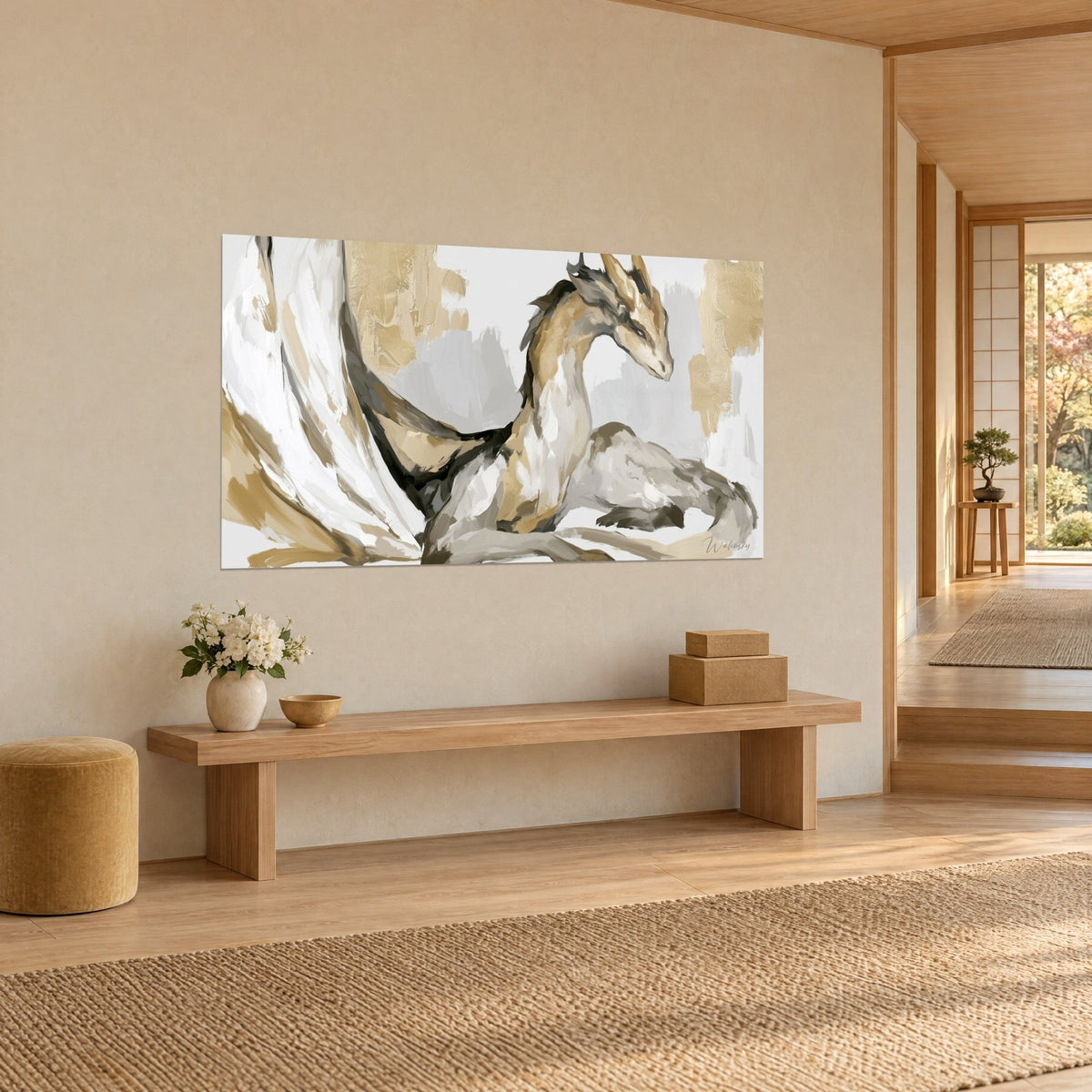 Quadro creatura alata dal collo lungo e dorato, ali avorio e ombre brune, tinte ocra piatte su fondo grigio perla, in un salotto rivestito di legno dalle linee sobrie