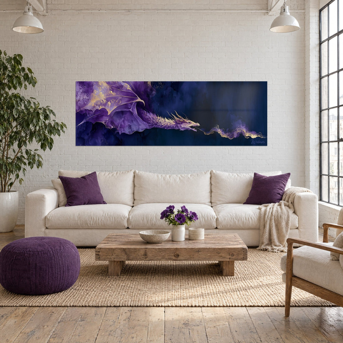 Quadro drago viola con ali spiegate e squame dorate su fondo blu notte, sopra un divano in un soggiorno luminoso