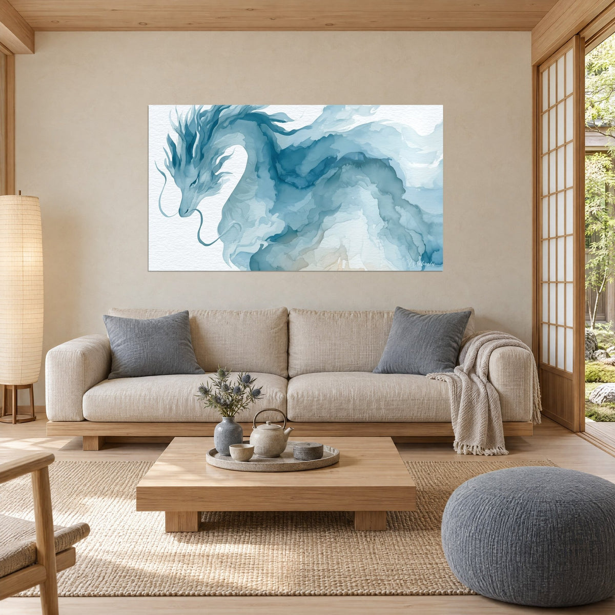 Tableau dragon oriental en aquarelle bleu pâle et blanc, crinière fluide et dos incurvé, au-dessus d'un canapé dans un salon lumineux