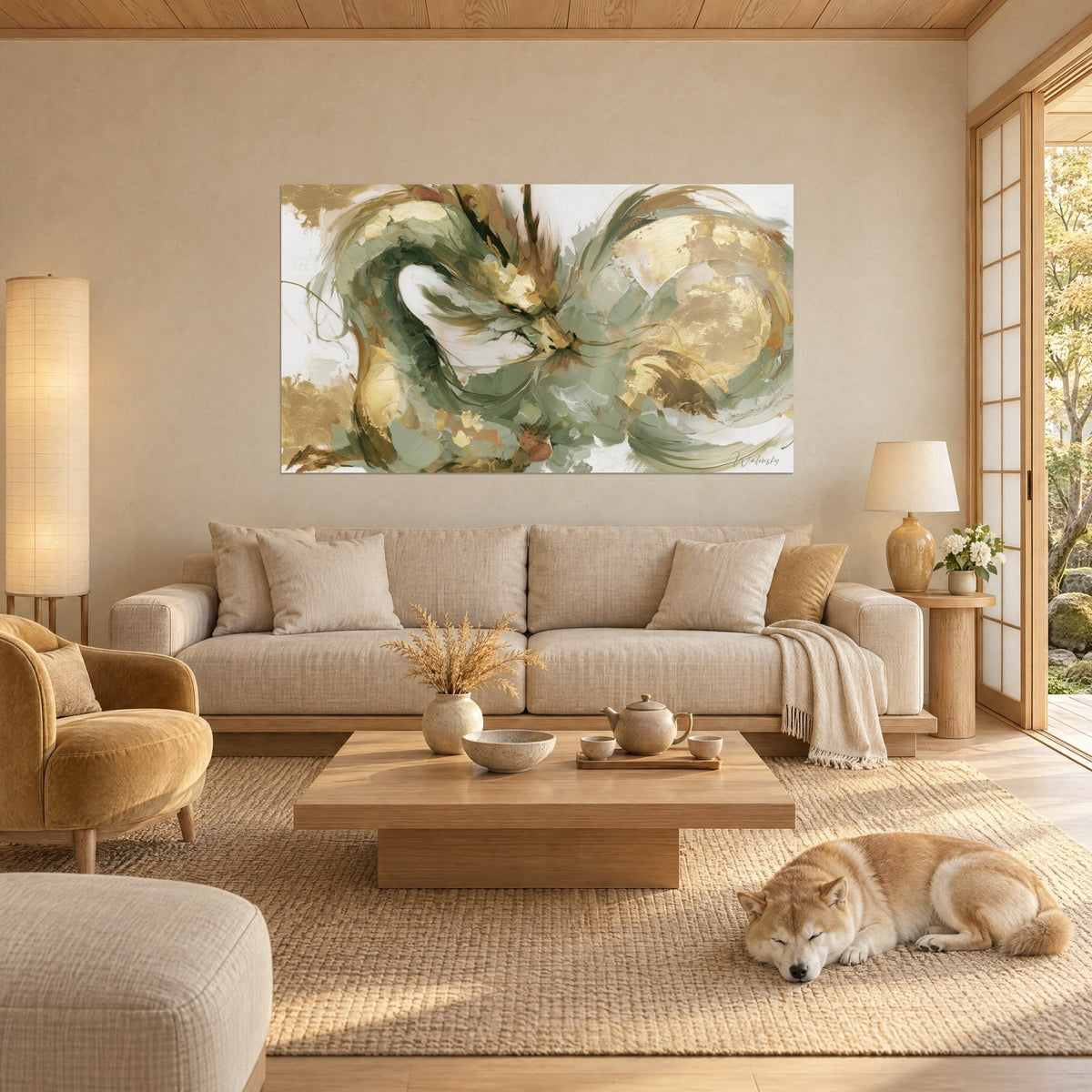 Tableau dragon sauge lové en spirale, écailles dorées et fond ivoire, un Shiba dort au-dessus d'un canapé dans un salon lumineux