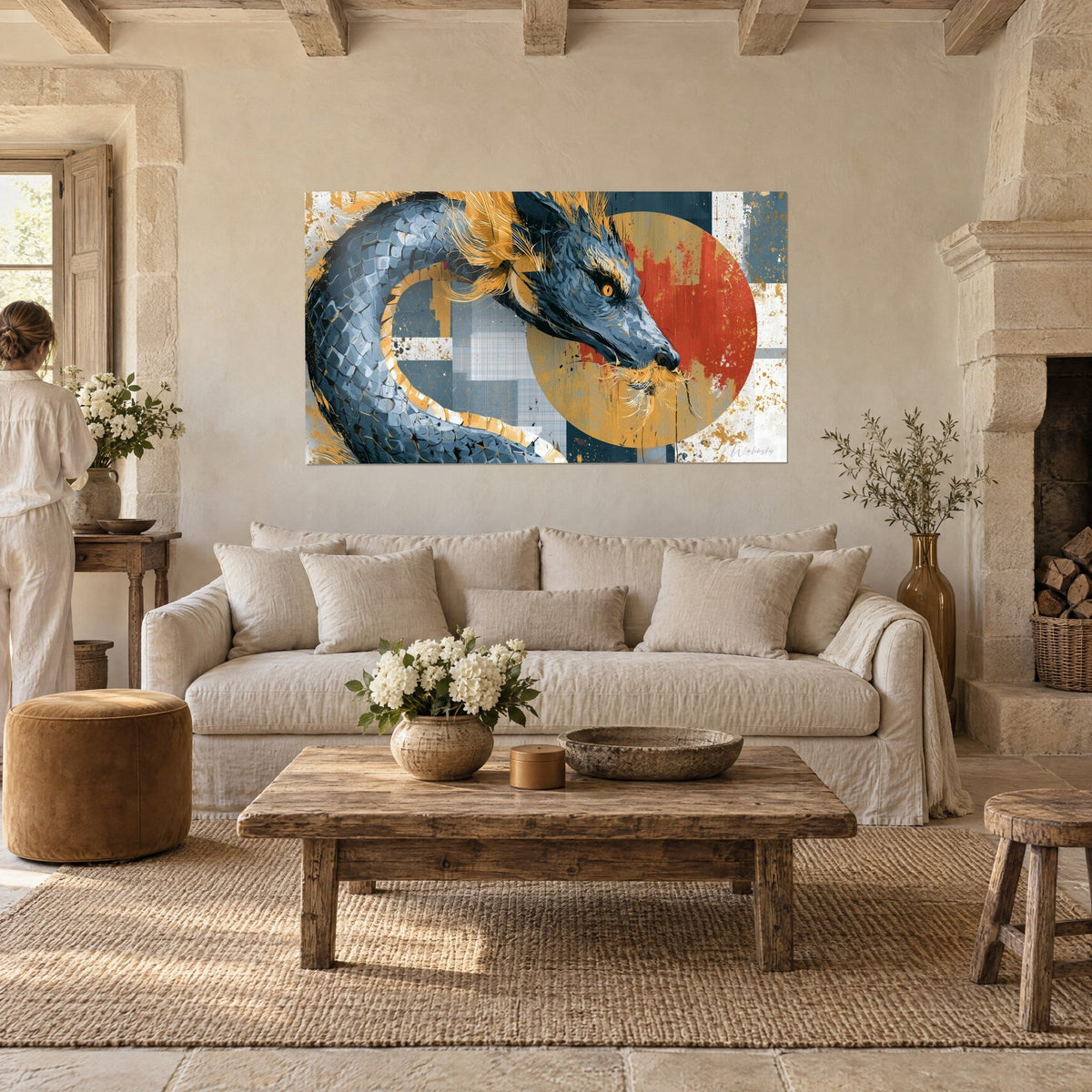 Tableau dragon bleu ardoise aux crins dorés, disque rouge brique, deux personnes de dos au-dessus d'un canapé dans un salon lumineux