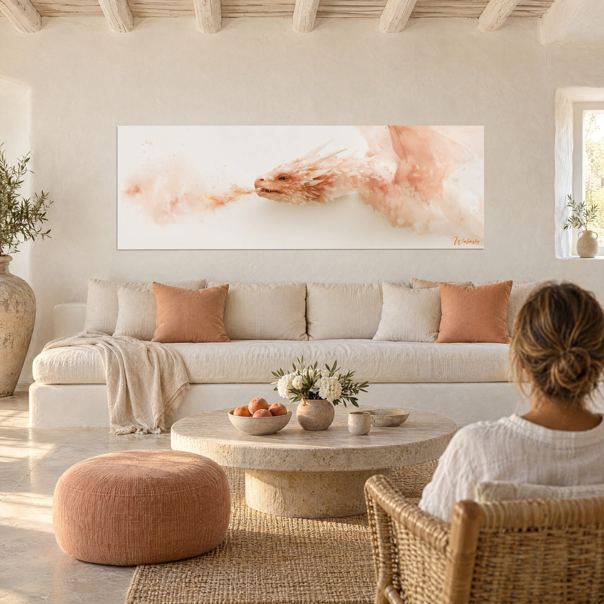 Cuadro dragón rosa pálido exhalando un soplo anaranjado, ala translúcida, mujer de espaldas, encima de un sofá en un salón luminoso