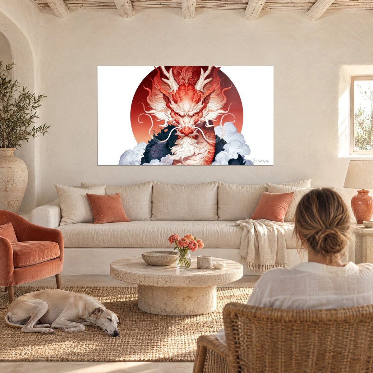 Gemälde Chinesischer Drache mit weißer Mähne und roten Schuppen vor roter Sonne, über einem Sofa in einem hellen Wohnzimmer