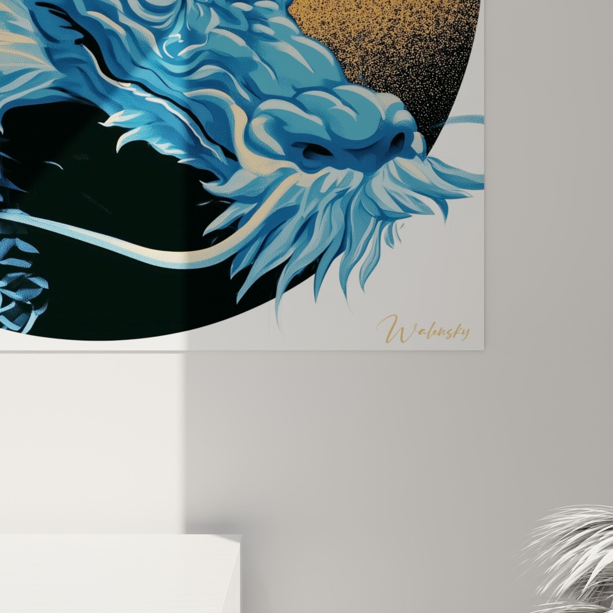 Détail des écailles bleu marine et de la crinière crème du dragon, grain texturé du fond orangé