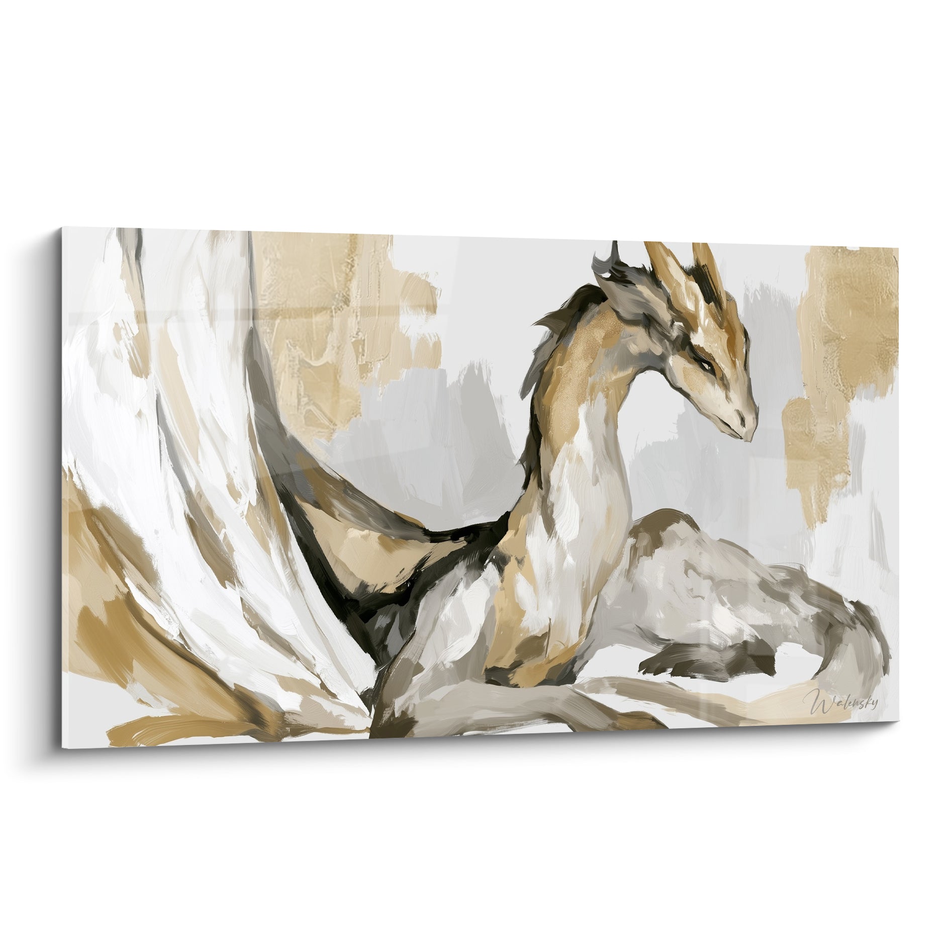 Dragon doré allongé, aile blanche déployée, tête tournée vers l'horizon sur fond gris clair
