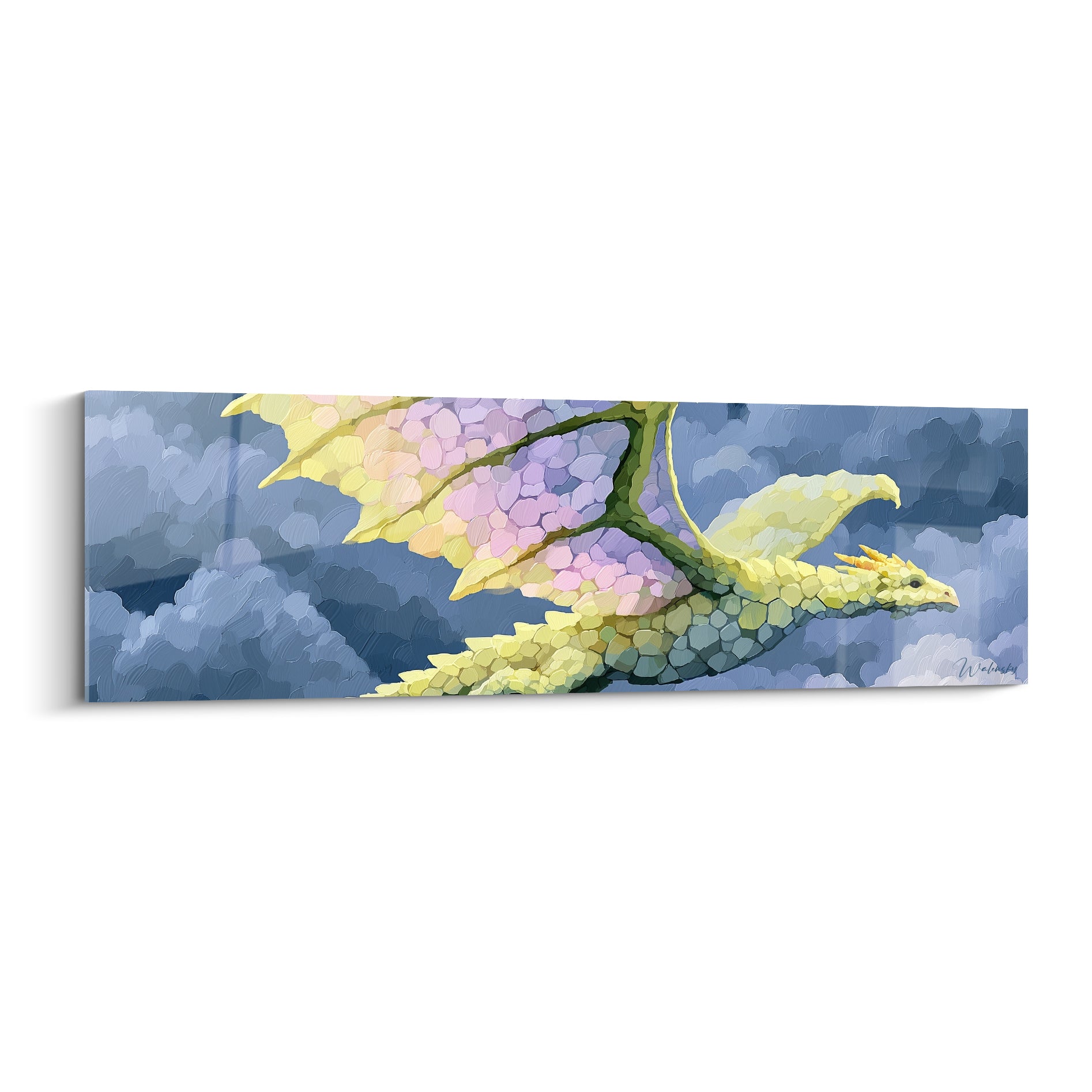 Dragon doré aux ailes lilas planant au-dessus de nuages bleu marine, écailles en mosaïque colorée