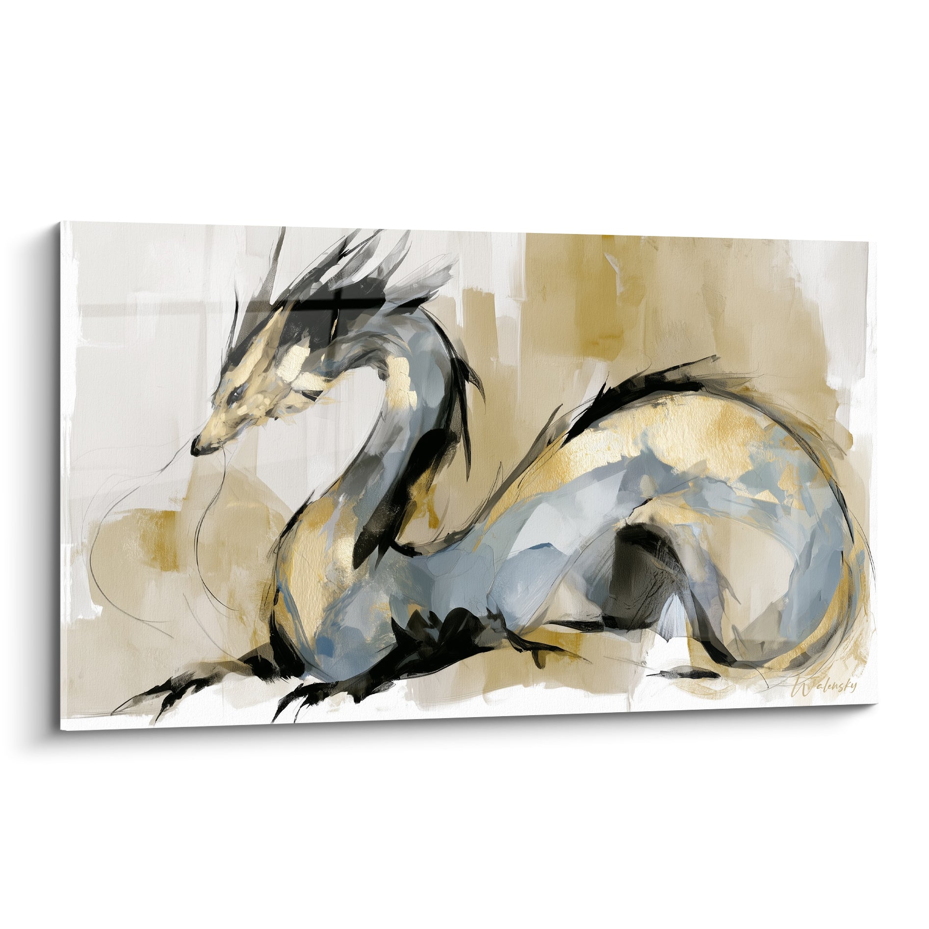 Dragon lové aux écailles bleu ardoise et dorées, tête tournée sur fond crème peint