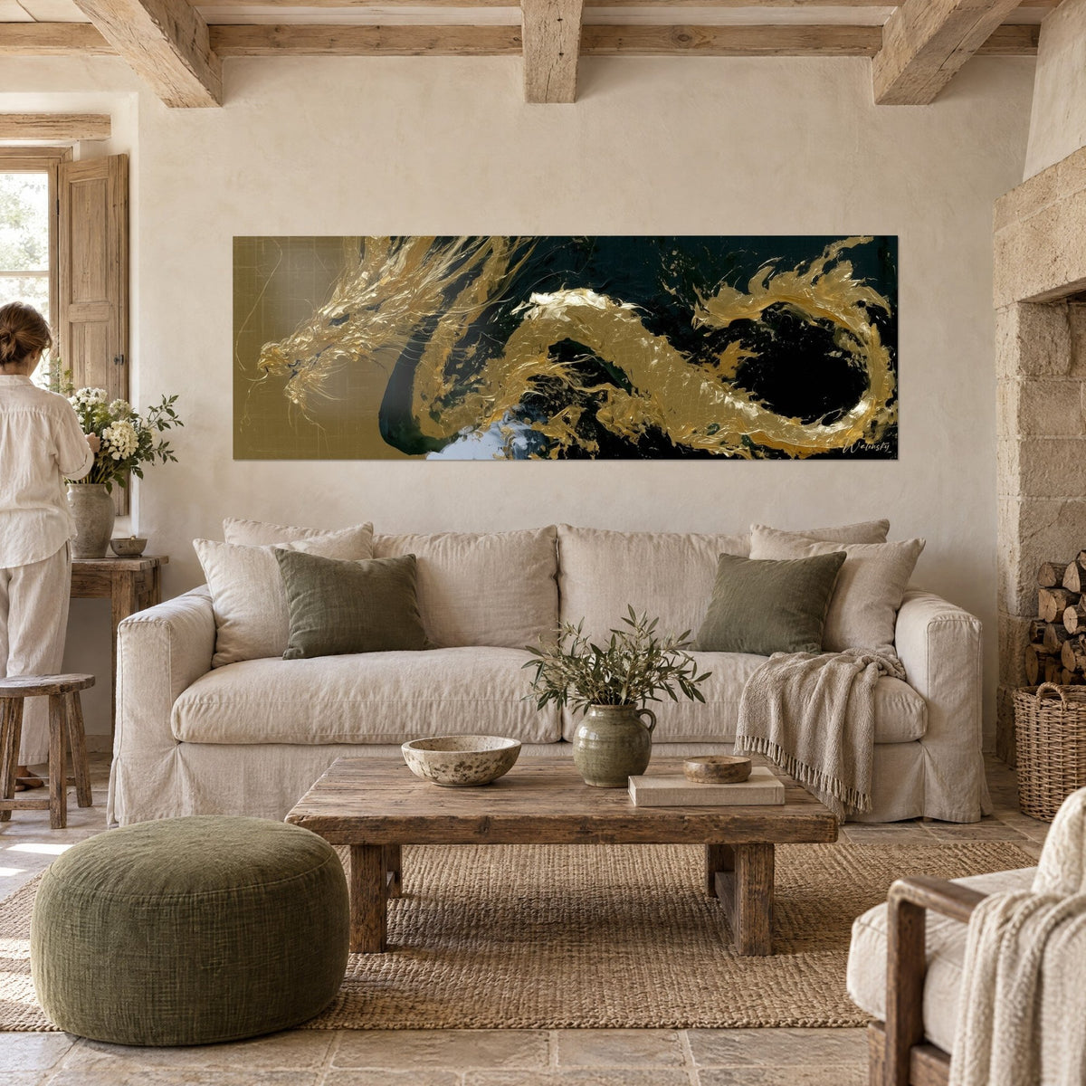 Tableau dragon d'or au corps serpentin sur fond noir, écume blanche sous la gueule, deux personnes de dos au-dessus d'un canapé dans un salon lumineux